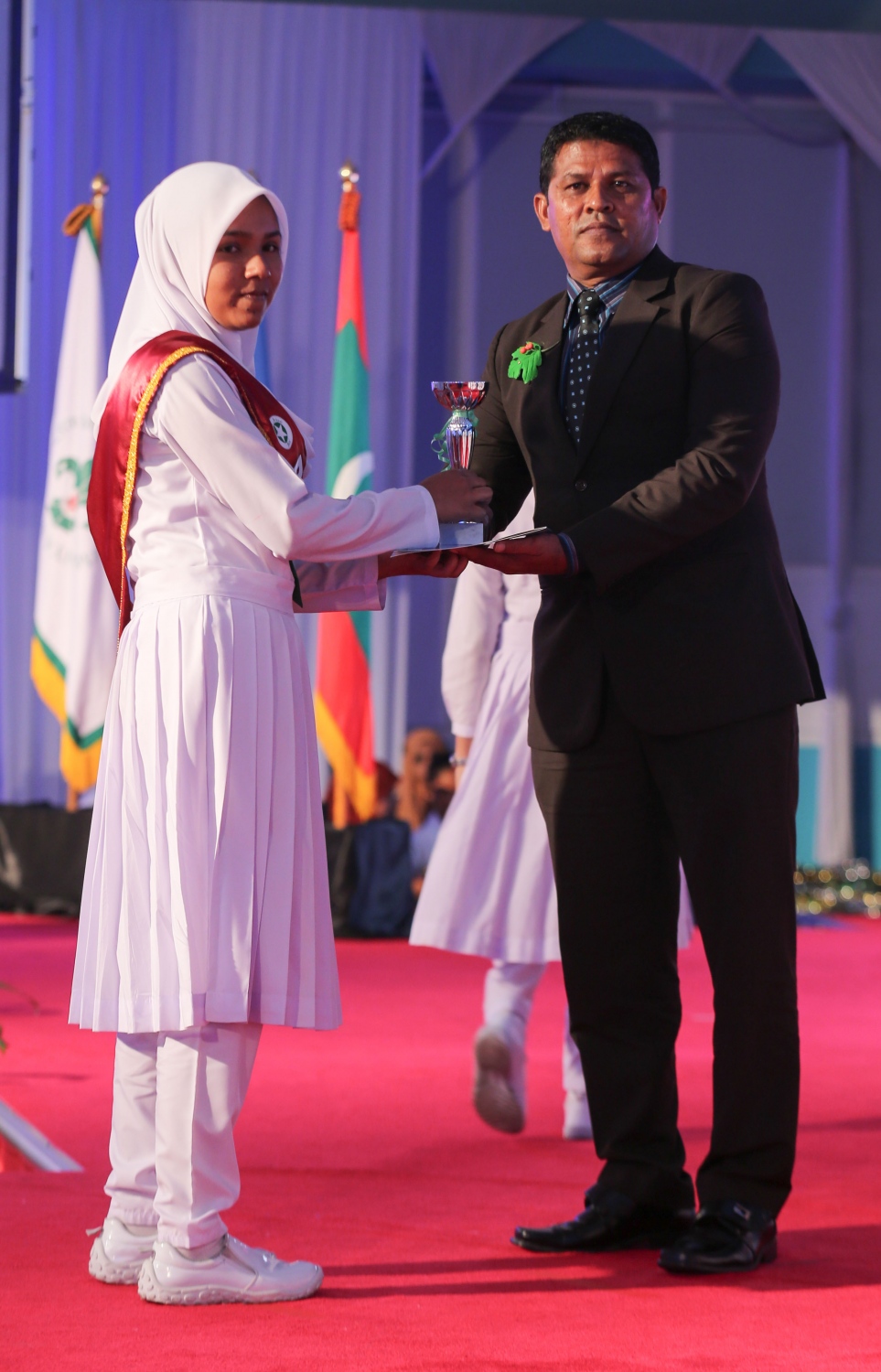 މާލެ: އޮކްޓޯބަރު 22، 2016: އަމީނިއްޔާ ސްކޫލުގެ މިިދިޔަ އަހަރުގެ އެންމެ މޮޅު ދަރިވަރުންނަށް އިނާމު ދިނުމަށް ދަރުބާރުގޭގައި ބޭއްވި ރަސްމިއްޔާތުގައި ދަރިވަރަކަށް އިނާމު ހަވާލުކޮށްދެއްވަނީ.-- ފޮޓޯ: މުހައްމަދު ޝަރުހާން/މިހާރު