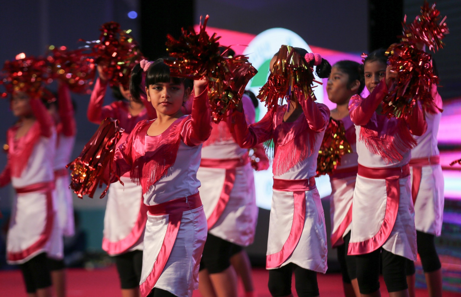 މާލެ: އޮކްޓޯބަރު 22، 2016: އަމީނިއްޔާ ސްކޫލުގެ މިިދިޔަ އަހަރުގެ އެންމެ މޮޅު ދަރިވަރުންނަށް އިނާމު ދިނުމަށް ދަރުބާރުގޭގައި ބޭއްވި ރަސްމިއްޔާތުގައި ދަރިވަރުންތަކެއް ޕާފޯމް ކުރަނީ.-- ފޮޓޯ: މުހައްމަދު ޝަރުހާން/މިހާރު