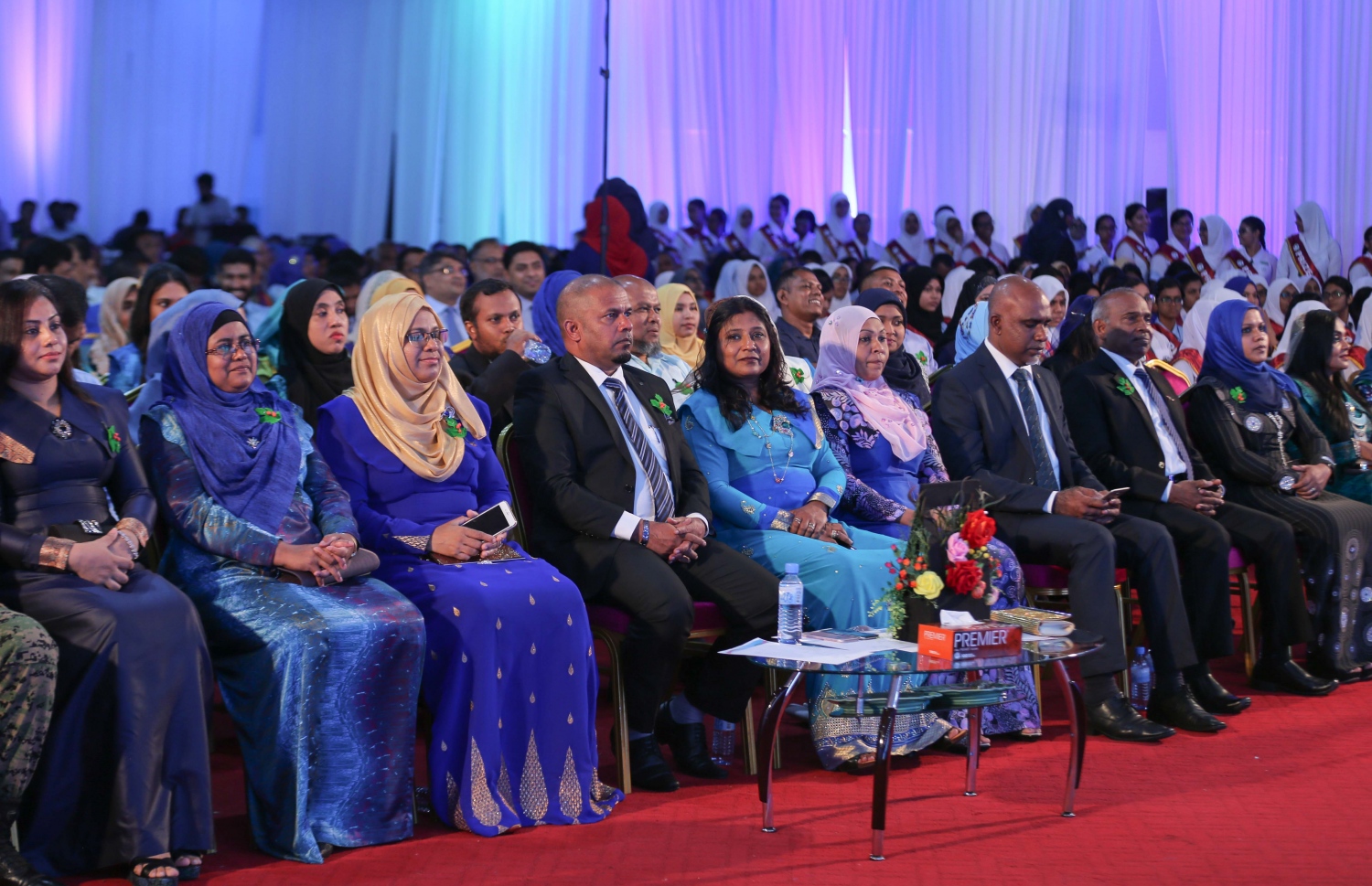 މާލެ: އޮކްޓޯބަރު 22، 2016: އަމީނިއްޔާ ސްކޫލުގެ މިިދިޔަ އަހަރުގެ އެންމެ މޮޅު ދަރިވަރުންނަށް އިނާމު ދިނުމަށް ދަރުބާރުގޭގައި ބޭއްވި ރަސްމިއްޔާތުގައި ޝަރަފްވެރި މެހެމާން، ފެނަކަ ކޯޕަރޭޝަންގެ މެނޭޖިން ޑިރެކްޓަރު އަހުމަދު ޝަރީފާއި، ސްކޫލުގެ ބައެއް އިސްބޭފުޅުން ބައިވެރިވެ ވަޑައިގަންނަވަނީ.-- ފޮޓޯ: މުހައްމަދު ޝަރުހާން/މިހާރު