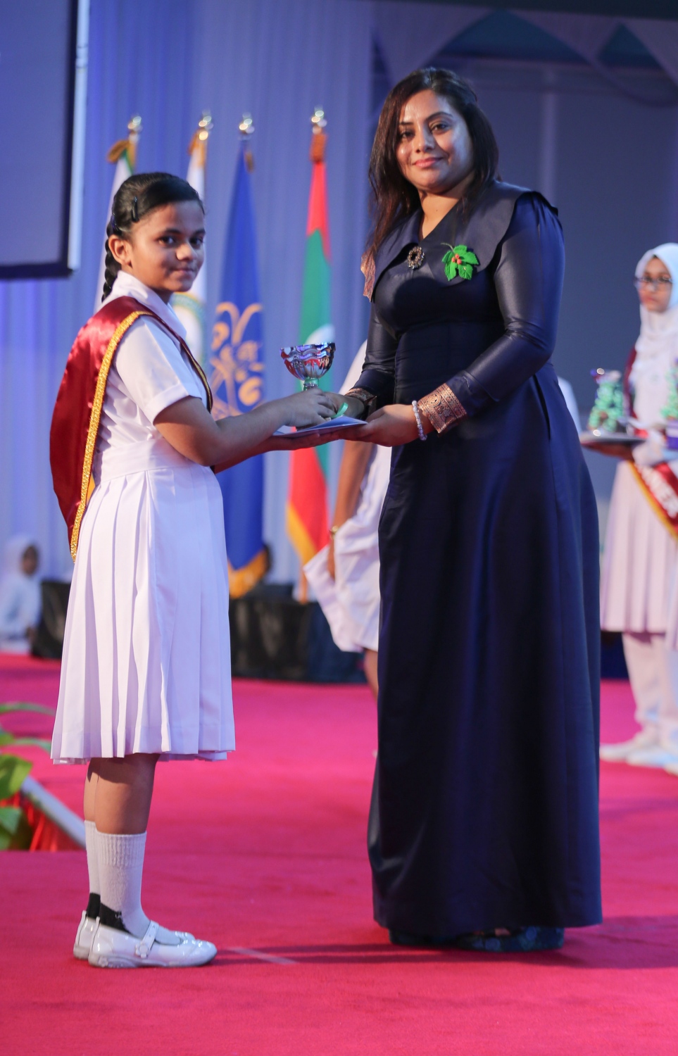 މާލެ: އޮކްޓޯބަރު 22، 2016: އަމީނިއްޔާ ސްކޫލުގެ މިިދިޔަ އަހަރުގެ އެންމެ މޮޅު ދަރިވަރުންނަށް އިނާމު ދިނުމަށް ދަރުބާރުގޭގައި ބޭއްވި ރަސްމިއްޔާތުގައި ދަރިވަރަކަށް އިނާމު ހަވާލުކޮށްދެއްވަނީ.-- ފޮޓޯ: މުހައްމަދު ޝަރުހާން/މިހާރު