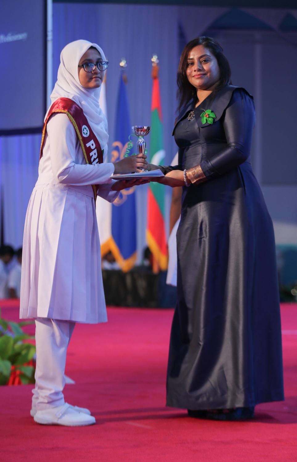 މާލެ: އޮކްޓޯބަރު 22، 2016: އަމީނިއްޔާ ސްކޫލުގެ މިިދިޔަ އަހަރުގެ އެންމެ މޮޅު ދަރިވަރުންނަށް އިނާމު ދިނުމަށް ދަރުބާރުގޭގައި ބޭއްވި ރަސްމިއްޔާތުގައި ދަރިވަރަކަށް އިނާމު ހަވާލުކޮށްދެއްވަނީ.-- ފޮޓޯ: މުހައްމަދު ޝަރުހާން/މިހާރު