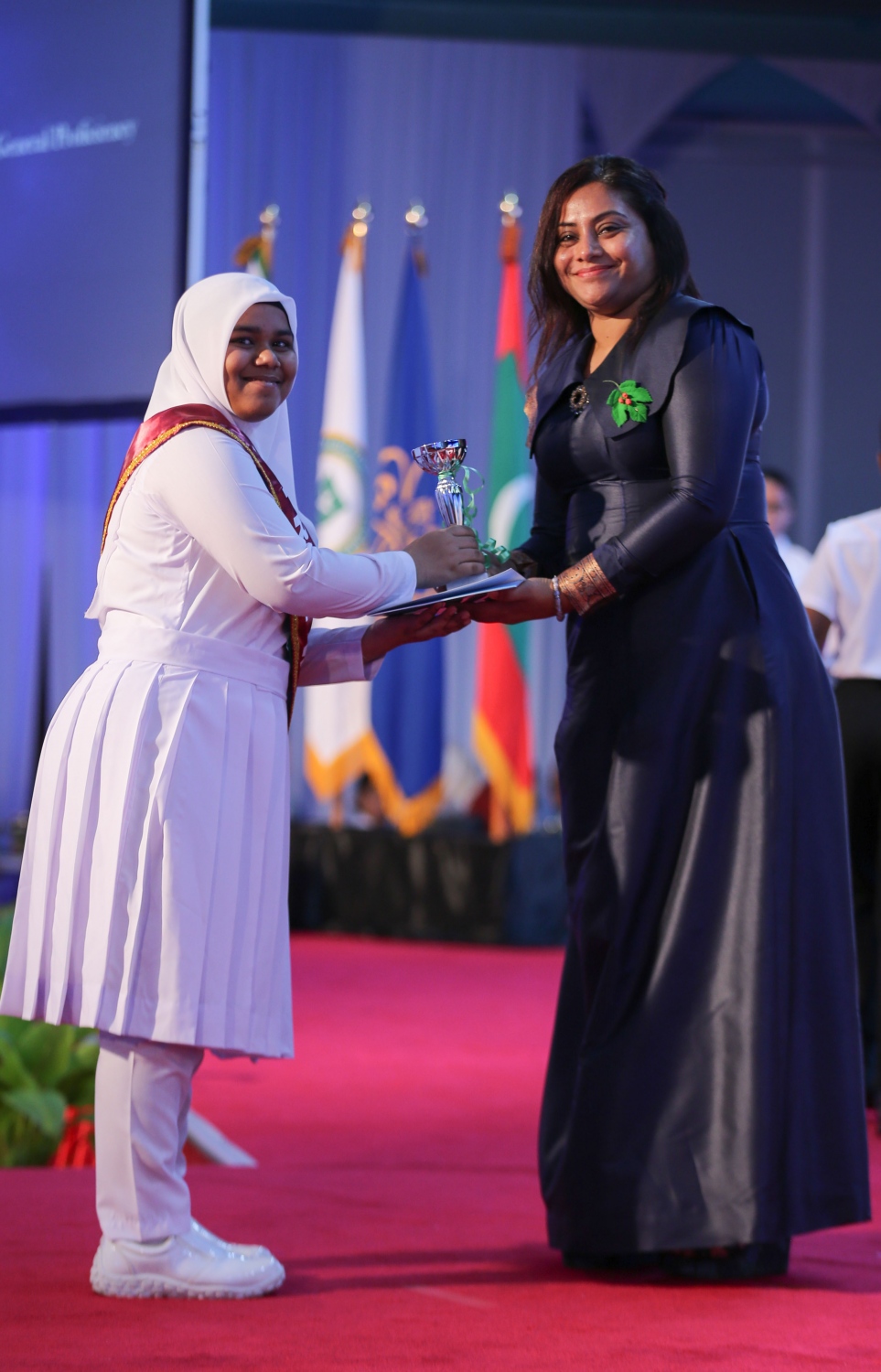 މާލެ: އޮކްޓޯބަރު 22، 2016: އަމީނިއްޔާ ސްކޫލުގެ މިިދިޔަ އަހަރުގެ އެންމެ މޮޅު ދަރިވަރުންނަށް އިނާމު ދިނުމަށް ދަރުބާރުގޭގައި ބޭއްވި ރަސްމިއްޔާތުގައި ދަރިވަރަކަށް އިނާމު ހަވާލުކޮށްދެއްވަނީ.-- ފޮޓޯ: މުހައްމަދު ޝަރުހާން/މިހާރު