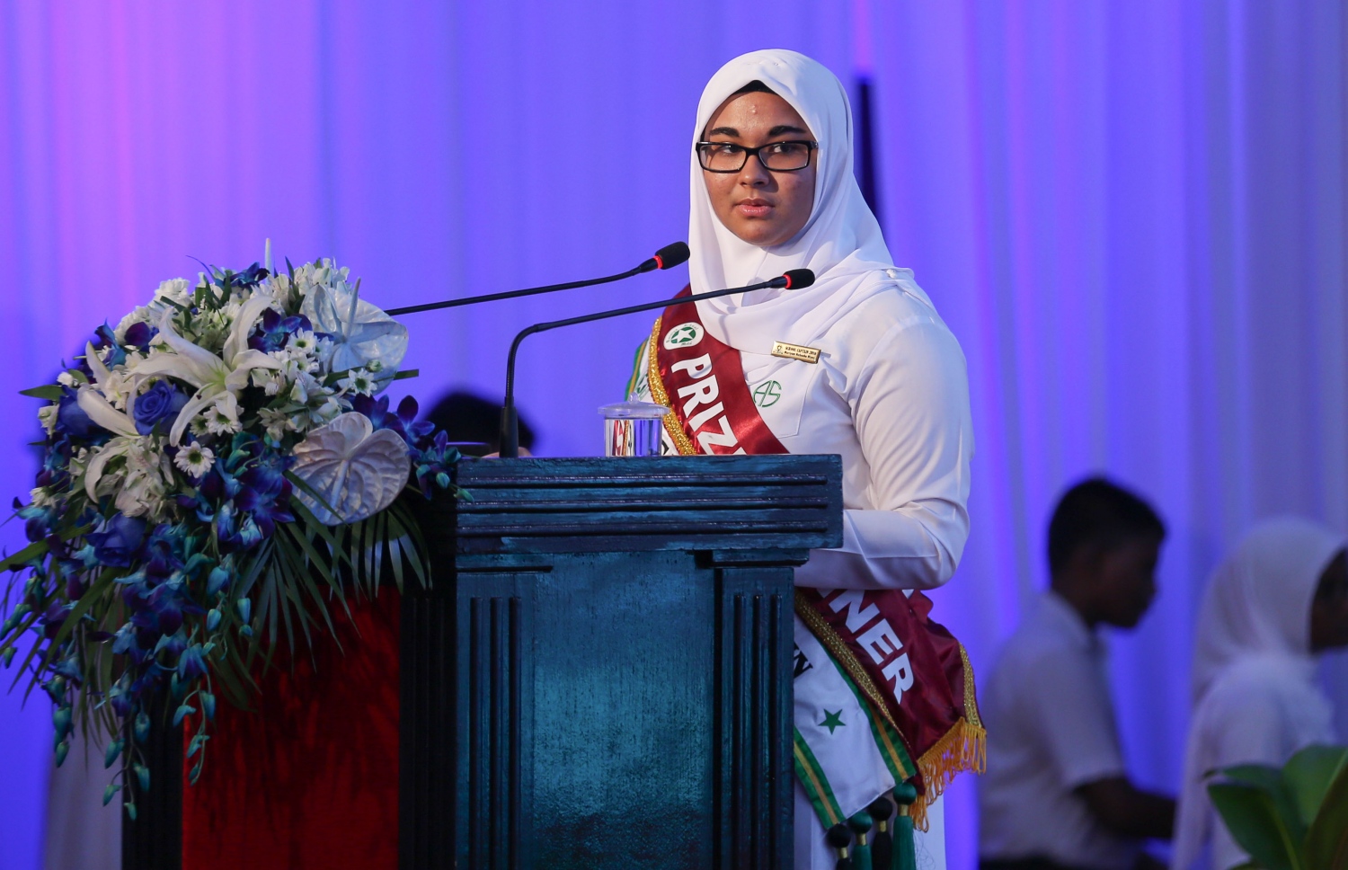 މާލެ: އޮކްޓޯބަރު 22، 2016: އަމީނިއްޔާ ސްކޫލުގެ މިިދިޔަ އަހަރުގެ އެންމެ މޮޅު ދަރިވަރުންނަށް އިނާމު ދިނުމަށް ދަރުބާރުގޭގައި ބޭއްވި ރަސްމިއްޔާތުގައި ދަރިވަރަކު ވާހަކަ ދައްކަނީ.-- ފޮޓޯ: މުހައްމަދު ޝަރުހާން/މިހާރު