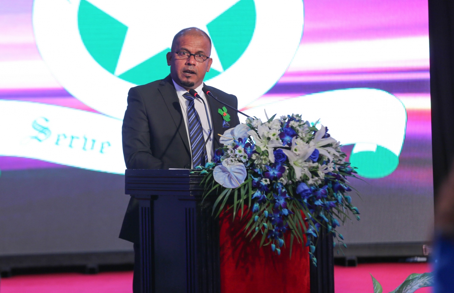 މާލެ: އޮކްޓޯބަރު 22، 2016: އަމީނިއްޔާ ސްކޫލުގެ މިިދިޔަ އަހަރުގެ އެންމެ މޮޅު ދަރިވަރުންނަށް އިނާމު ދިނުމަށް ދަރުބާރުގޭގައި ބޭއްވި ރަސްމިއްޔާތުގައި ފެނަކަ ކޯޕަރޭޝަންގެ މެނޭޖިން ޑިރެކްޓަރު އަހުމަދު ޝަރީފް ވާހަކަ ދައްކަވަނީ.-- ފޮޓޯ: މުހައްމަދު ޝަރުހާން/މިހާރު