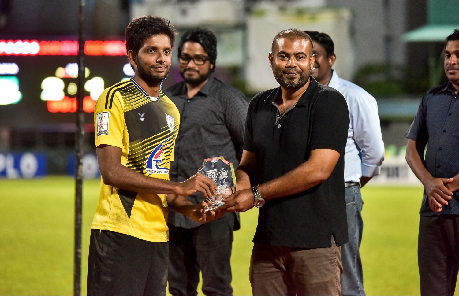 ލީގުގެ މޮޅު ކީޕަރު ސުޖަން (ވ) އަށް ސްޕޯޓްސް ކޮމިޝަނަރު ޑޭވް އިނާމު ދެއްވަނީ. --ފޮޓޯ: ނިޝާން އަލީ/ މިހާރު