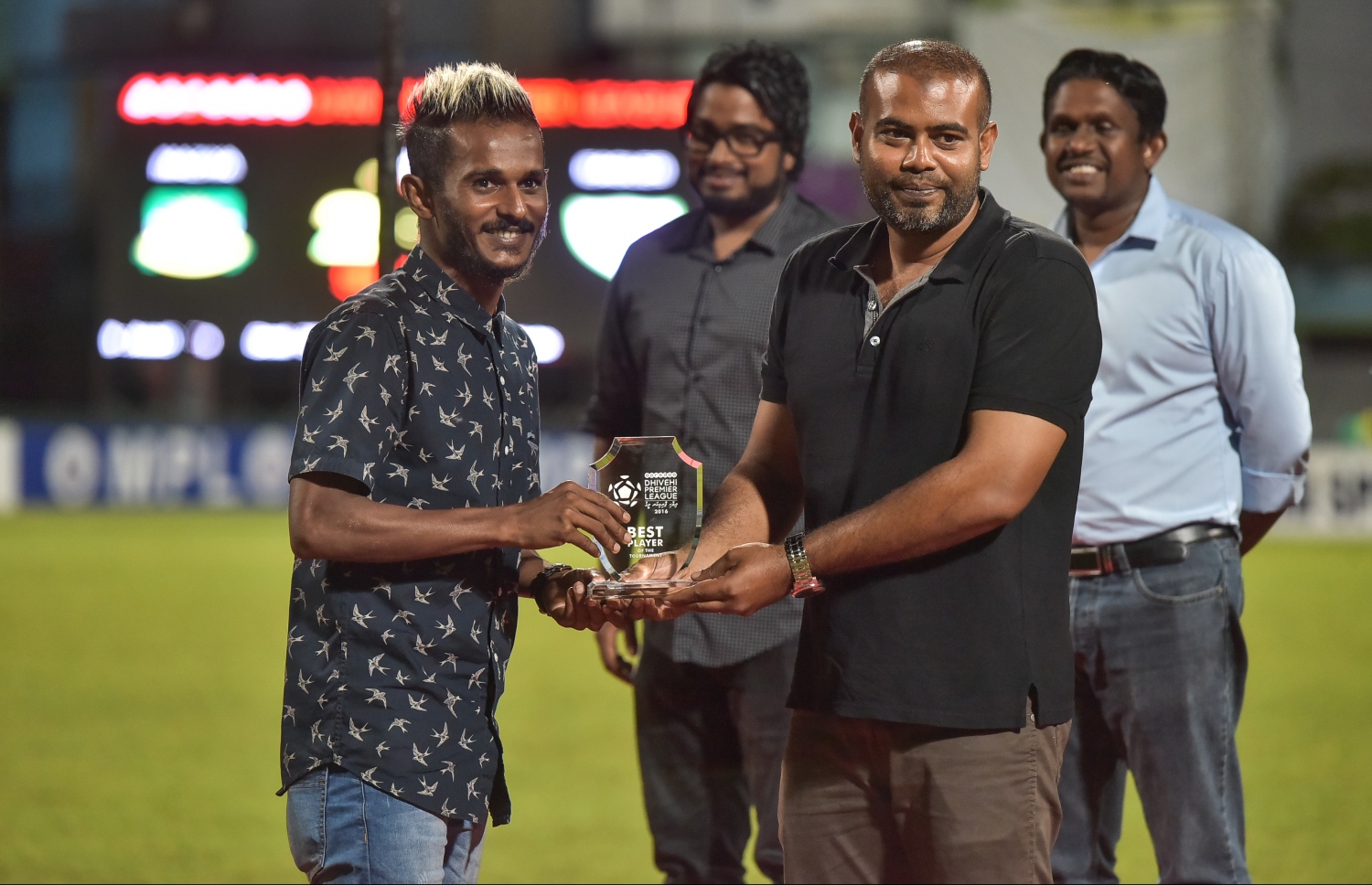 މާލެ: އޮކްޓޯބަރު 22، 2016: އުރީދޫ ދިވެހި ޕްރިމިއާ ލީގުގެ އިނާމު ދިނުމުގެ ރަސްމިއްޔާތުގައި ލީގުގެ މޮޅު ކުޅުންތެރިޔާ ސެންޓޭ(ޥ) އަށް އިނާމު ދެނީ: ޗެމްޕިއަންކަން ހޯދާފައިވާ މާޒިޔާ އިން ފަހު މެޗުގައި ކްލަބް އީގަލްސް އަތުން 2-1 އިން ވަނީ މޮޅުވެފައި.-- ފޮޓޯ: ނިޝާން އަލީ/މިހާރު