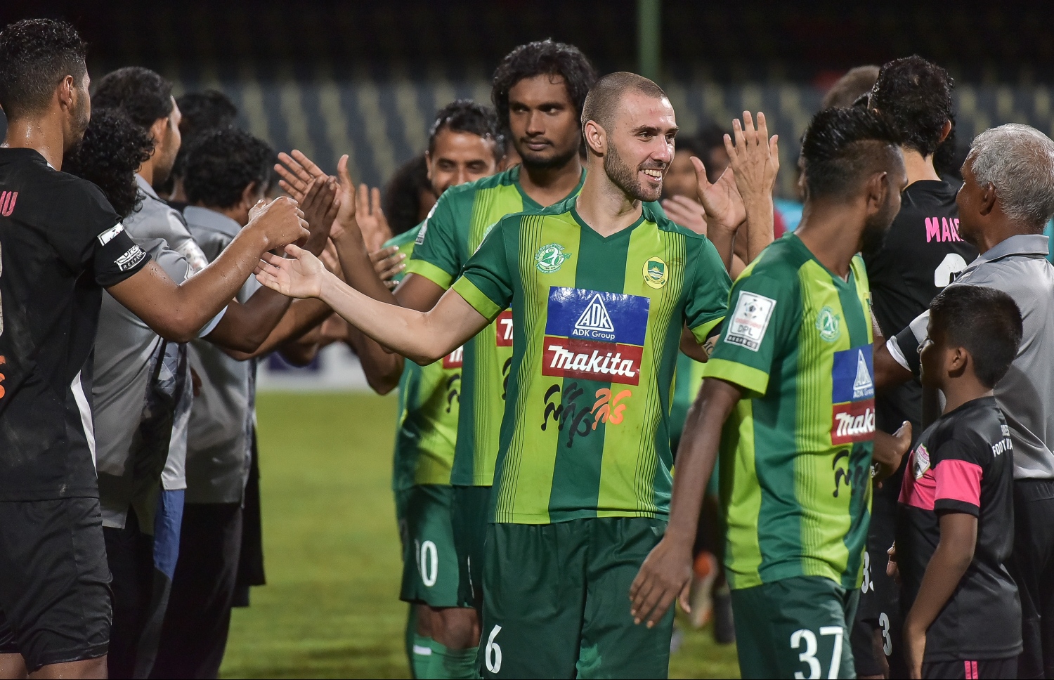 މާލެ: އޮކްޓޯބަރު 22، 2016: އުރީދޫ ދިވެހި ޕްރިމިއާ ލީގުގެ އިނާމު ދިނުމުގެ ރަސްމިއްޔާތުގައި އީގަލްސް ކުޅުންތެރިން އޮފިޝަލުންނާ ސަލާމް ކުރަނީ: ޗެމްޕިއަންކަން ހޯދާފައިވާ މާޒިޔާ އިން ފަހު މެޗުގައި ކްލަބް އީގަލްސް އަތުން 2-1 އިން ވަނީ މޮޅުވެފައި.-- ފޮޓޯ: ނިޝާން އަލީ/މިހާރު