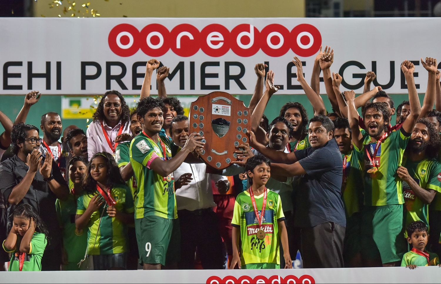 މާލެ: އޮކްޓޯބަރު 22، 2016: އުރީދޫ ދިވެހި ޕްރިމިއާ ލީގުގެ އިނާމު ދިނުމުގެ ރަސްމިއްޔާތުގައި މާޒިޔާގެ ކުޅުންތެރިންނާ އޮފިޝަލުން ލީގުގެ އައްޑަނާއާއެކު އުފާފާޅުކުރަނީ: ޗެމްޕިއަންކަން ހޯދާފައިވާ މާޒިޔާ އިން ފަހު މެޗުގައި ކްލަބް އީގަލްސް އަތުން 2-1 އިން ވަނީ މޮޅުވެފައި.-- ފޮޓޯ: ނިޝާން އަލީ/މިހާރު