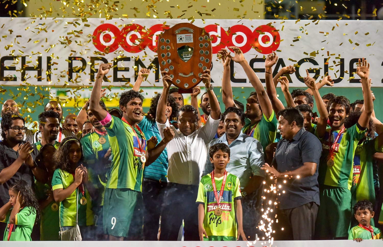 މާލެ: އޮކްޓޯބަރު 22، 2016: އުރީދޫ ދިވެހި ޕްރިމިއާ ލީގުގެ އިނާމު ދިނުމުގެ ރަސްމިއްޔާތުގައި މާޒިޔާގެ ކުޅުންތެރިންނާ އޮފިޝަލުން ލީގުގެ އައްޑަނާއާއެކު އުފާފާޅުކުރަނީ: ޗެމްޕިއަންކަން ހޯދާފައިވާ މާޒިޔާ އިން ފަހު މެޗުގައި ކްލަބް އީގަލްސް އަތުން 2-1 އިން ވަނީ މޮޅުވެފައި.-- ފޮޓޯ: ނިޝާން އަލީ/މިހާރު