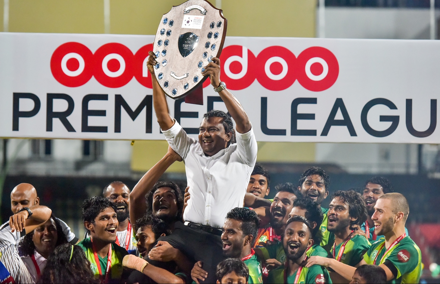 މާޒިޔާގެ ކުޅުންތެރިން އެ ޓީމުގެ ކޯޗު އަލީ ސުޒޭން އުރާލައިގެން. --ފޮޓޯ: ނިޝާން އަލީ/ މިހާރު