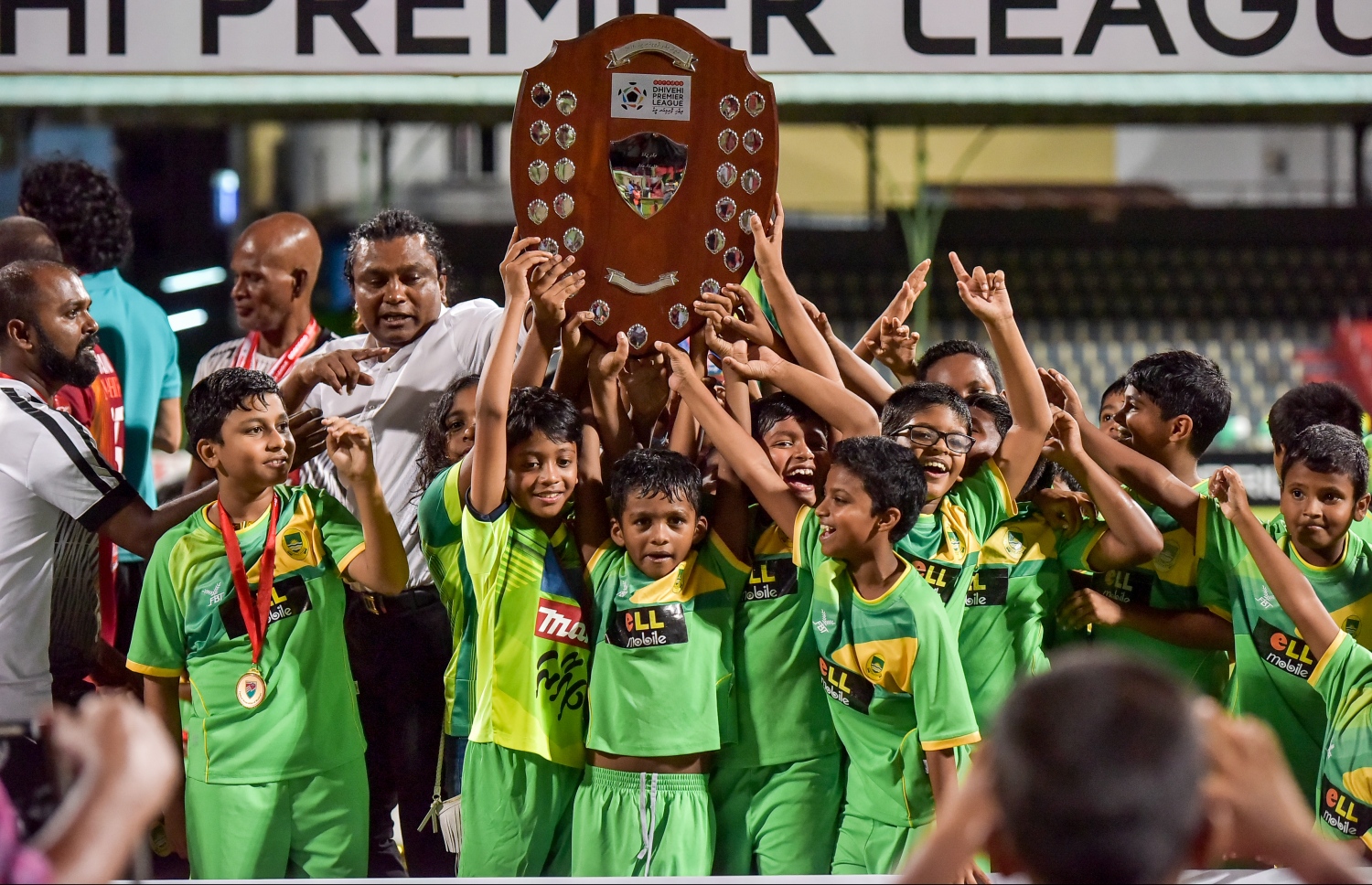 މާލެ: އޮކްޓޯބަރު 22، 2016: އުރީދޫ ދިވެހި ޕްރިމިއާ ލީގުގެ އިނާމު ދިނުމުގެ ރަސްމިއްޔާތުގައި މާޒިޔާގެ ކުޅުންތެރިންގެ އާއިލާ ކުދިން އައްޑަނާއާއެކު އުފާފާޅުކުރަނީ: ޗެމްޕިއަންކަން ހޯދާފައިވާ މާޒިޔާ އިން ފަހު މެޗުގައި ކްލަބް އީގަލްސް އަތުން 2-1 އިން ވަނީ މޮޅުވެފައި.-- ފޮޓޯ: ނިޝާން އަލީ/މިހާރު