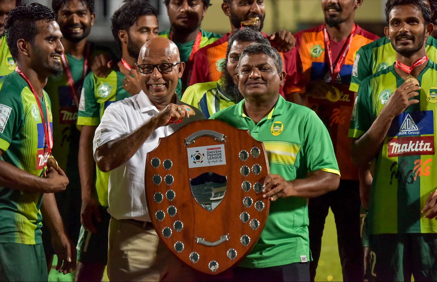 މާލެ: އޮކްޓޯބަރު 22، 2016: އުރީދޫ ދިވެހި ޕްރިމިއާ ލީގުގެ އިނާމު ދިނުމުގެ ރަސްމިއްޔާތުގައި މާޒިޔާގެ ކުޅުންތެރިންނާ އޮފިޝަލުން ލީގުގެ އައްޑަނާއާއެކު އުފާފާޅުކުރަނީ: ޗެމްޕިއަންކަން ހޯދާފައިވާ މާޒިޔާ އިން ފަހު މެޗުގައި ކްލަބް އީގަލްސް އަތުން 2-1 އިން ވަނީ މޮޅުވެފައި.-- ފޮޓޯ: ނިޝާން އަލީ/މިހާރު