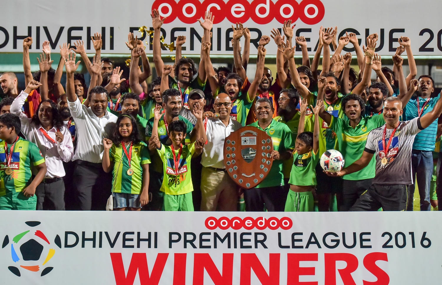 މާޒިޔާގެ ކުޅުންތެރިންނާއި އޮފިޝަލުން ލީގުގެ އައްޑަނައާ އެކު އުފާފާޅުކުރަނީ. --ފޮޓޯ: ނިޝާން އަލީ/ މިހާރު