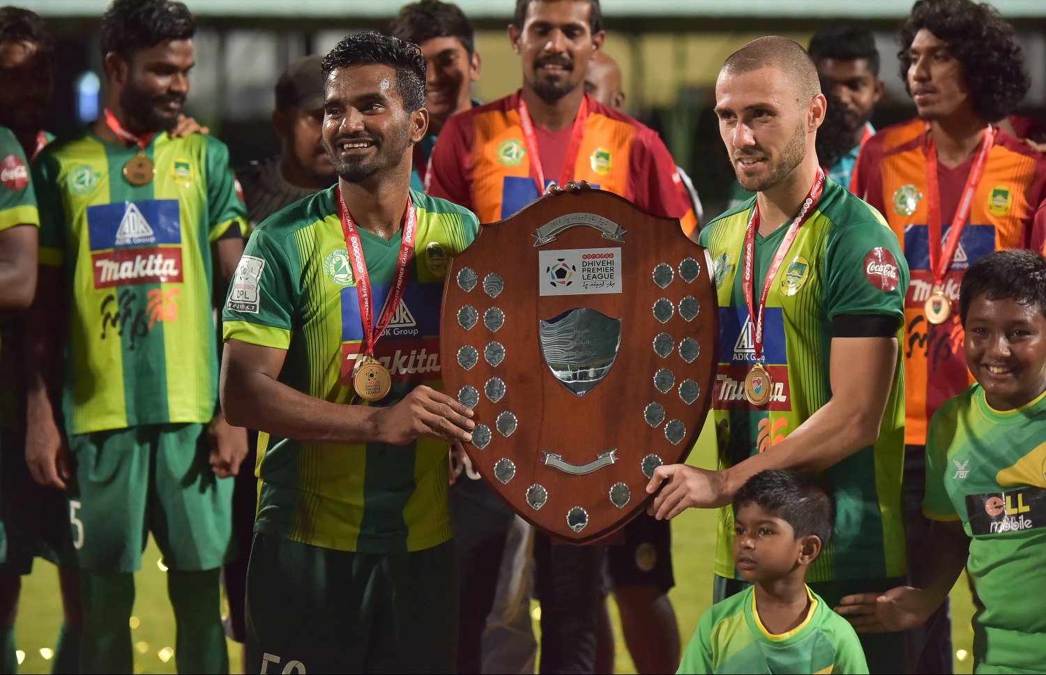 މާލެ: އޮކްޓޯބަރު 22، 2016: އުރީދޫ ދިވެހި ޕްރިމިއާ ލީގުގެ އިނާމު ދިނުމުގެ ރަސްމިއްޔާތުގައި މާޒިޔާގެ ކުޅުންތެރިން އަށްޑަނަ އުފުލާލަނީ: ޗެމްޕިއަންކަން ހޯދާފައިވާ މާޒިޔާ އިން ފަހު މެޗުގައި ކްލަބް އީގަލްސް އަތުން 2-1 އިން ވަނީ މޮޅުވެފައި.-- ފޮޓޯ: ނިޝާން އަލީ/މިހާރު