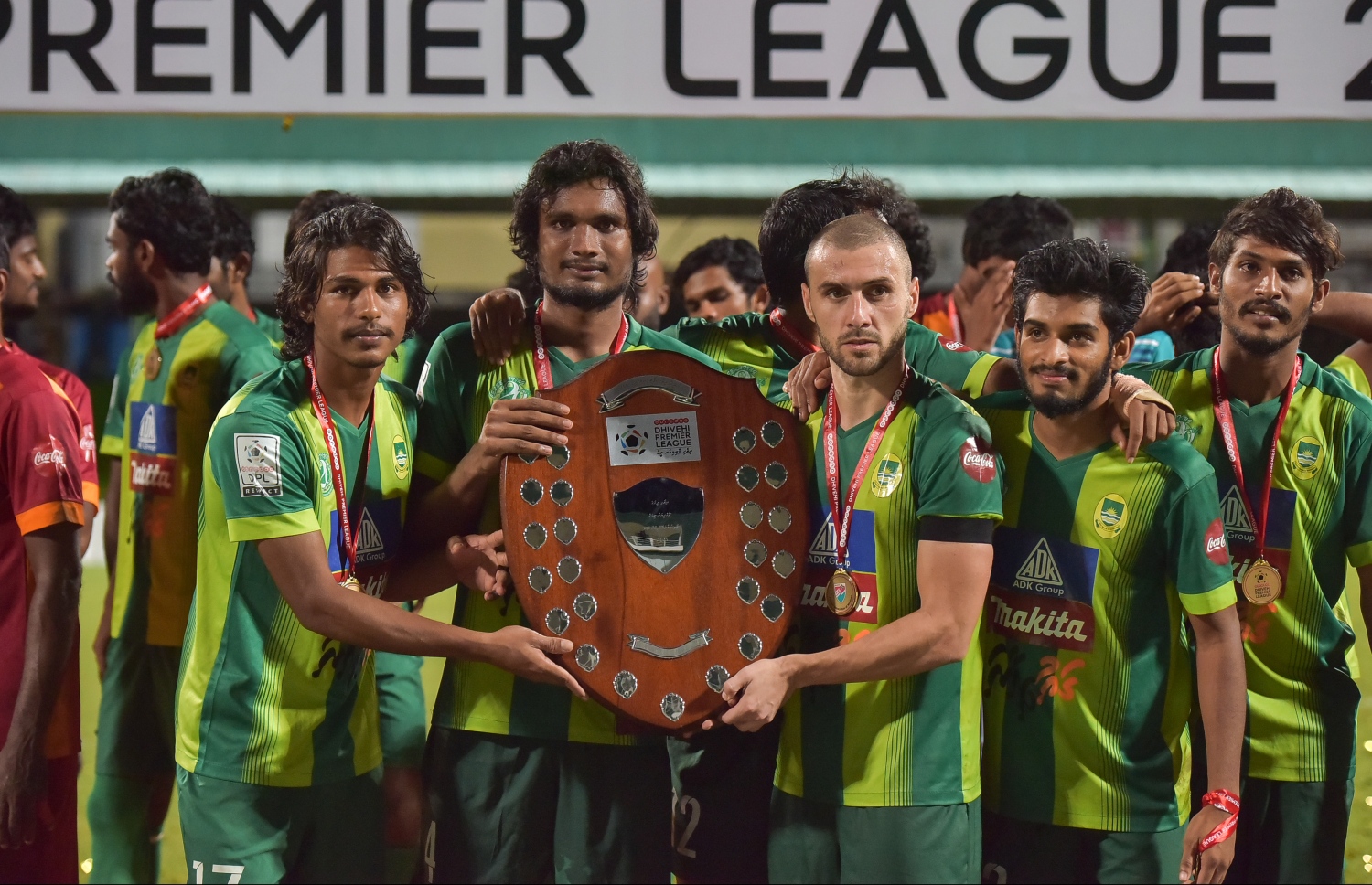 މާލެ: އޮކްޓޯބަރު 22، 2016: އުރީދޫ ދިވެހި ޕްރިމިއާ ލީގުގެ އިނާމު ދިނުމުގެ ރަސްމިއްޔާތުގައި މާޒިޔާގެ ކުޅުންތެރިން އަށްޑަނަ އުފުލާލަނީ: ޗެމްޕިއަންކަން ހޯދާފައިވާ މާޒިޔާ އިން ފަހު މެޗުގައި ކްލަބް އީގަލްސް އަތުން 2-1 އިން ވަނީ މޮޅުވެފައި.-- ފޮޓޯ: ނިޝާން އަލީ/މިހާރު