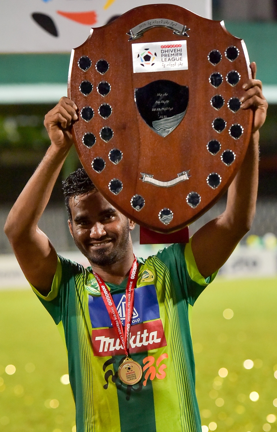 މާލެ: އޮކްޓޯބަރު 22، 2016: އުރީދޫ ދިވެހި ޕްރިމިއާ ލީގުގެ އިނާމު ދިނުމުގެ ރަސްމިއްޔާތުގައި މާޒިޔާގެ ފޯވާޑް، ދަގަނޑޭ އައްޑަނަ އުފުލާލަނީ: ޗެމްޕިއަންކަން ހޯދާފައިވާ މާޒިޔާ އިން ފަހު މެޗުގައި ކްލަބް އީގަލްސް އަތުން 2-1 އިން ވަނީ މޮޅުވެފައި.-- ފޮޓޯ: ނިޝާން އަލީ/މިހާރު