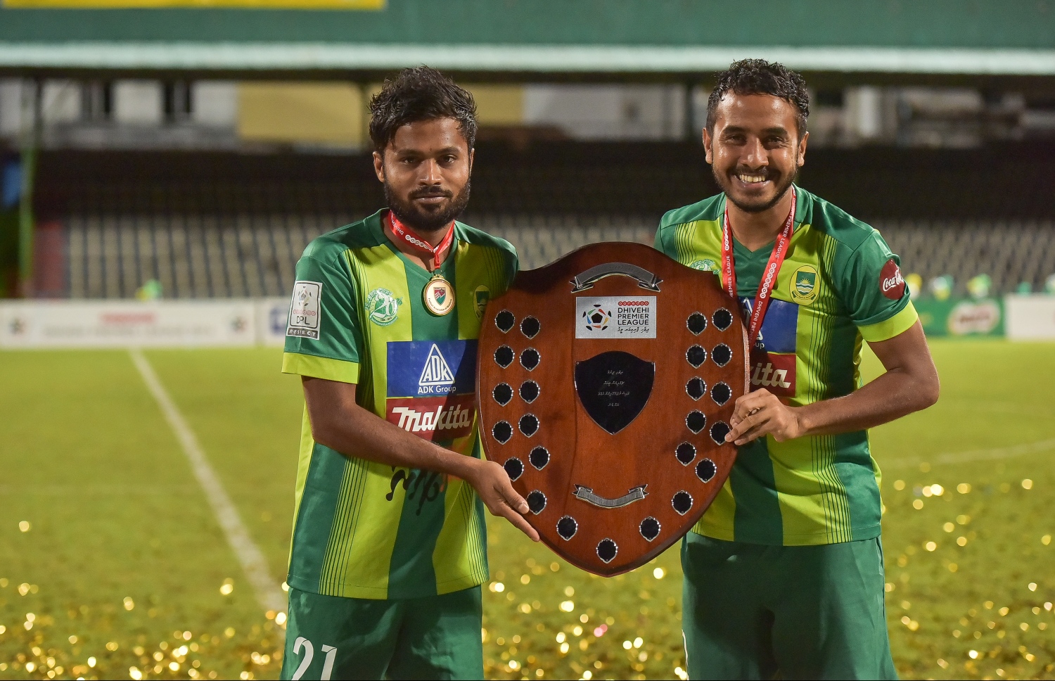 މާލެ: އޮކްޓޯބަރު 22، 2016: އުރީދޫ ދިވެހި ޕްރިމިއާ ލީގުގެ އިނާމު ދިނުމުގެ ރަސްމިއްޔާތުގައި މާޒިޔާގެ ދެ ކުޅުންތެރިއަކު އައްޑަނައާއެކު ފޮޓޯ އަކަށް ހުއްޓިލަިގެން: ޗެމްޕިއަންކަން ހޯދާފައިވާ މާޒިޔާ އިން ފަހު މެޗުގައި ކްލަބް އީގަލްސް އަތުން 2-1 އިން ވަނީ މޮޅުވެފައި.-- ފޮޓޯ: ނިޝާން އަލީ/މިހާރު