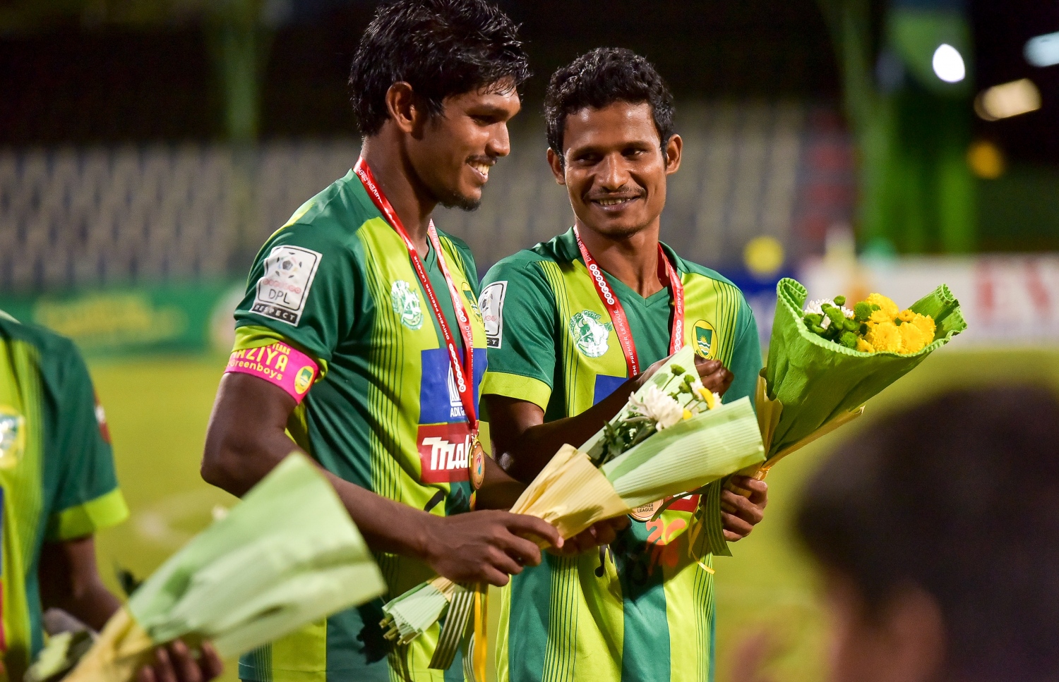 މާލެ: އޮކްޓޯބަރު 22، 2016: އުރީދޫ ދިވެހި ޕްރިމިއާ ލީގުގެ އިނާމު ދިނުމުގެ ރަސްމިއްޔާތުގައި މާޒިޔާގެ ބައެއް ކުޅުންތެރިން މެޑައްޔާއެކު: ޗެމްޕިއަންކަން ހޯދާފައިވާ މާޒިޔާ އިން ފަހު މެޗުގައި ކްލަބް އީގަލްސް އަތުން 2-1 އިން ވަނީ މޮޅުވެފައި.-- ފޮޓޯ: ނިޝާން އަލީ/މިހާރު