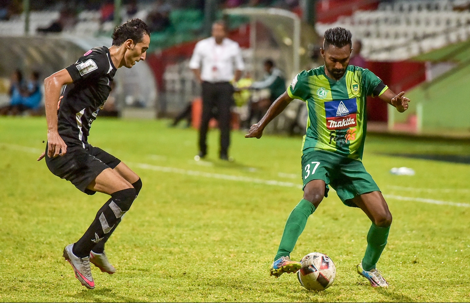 މާލެ: އޮކްޓޯބަރު 22، 2016: އުރީދޫ ދިވެހި ޕްރިމިއާ ލީގުގައި މާޒިޔާ އާއި އީގަލްސް ކުޅެނީ: ޗެމްޕިއަންކަން ހޯދާފައިވާ މާޒިޔާ އިން ފަހު މެޗުގައި ކްލަބް އީގަލްސް އަތުން 2-1 އިން ވަނީ މޮޅުވެފައި.-- ފޮޓޯ: ނިޝާން އަލީ/މިހާރު