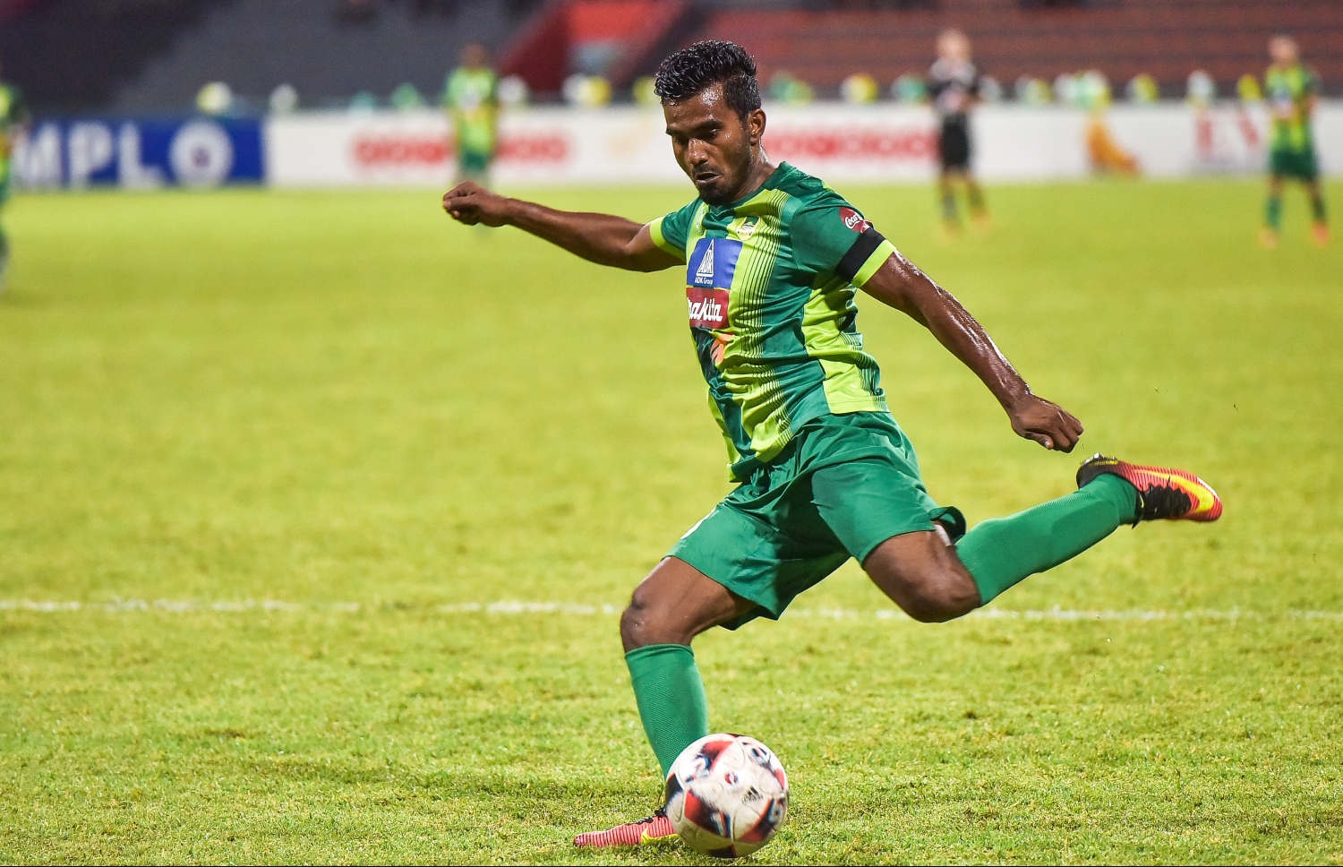 މާލެ: އޮކްޓޯބަރު 22، 2016: އުރީދޫ ދިވެހި ޕްރިމިއާ ލީގުގައި މާޒިޔާގެ ފޯވާޑު ދަގަނޑޭ ބޯޅަ ގޯލަށް އަމާޒު ކުރަނީ: ޗެމްޕިއަންކަން ހޯދާފައިވާ މާޒިޔާ އިން ފަހު މެޗުގައި ކްލަބް އީގަލްސް އަތުން 2-1 އިން ވަނީ މޮޅުވެފައި.-- ފޮޓޯ: ނިޝާން އަލީ/މިހާރު