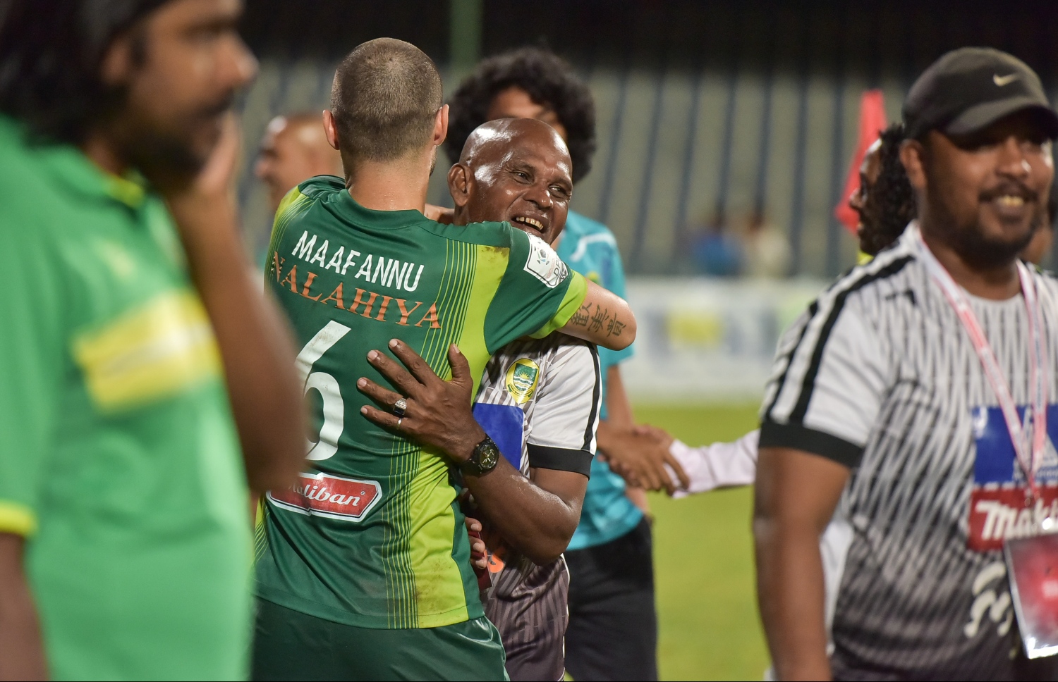 މާލެ: އޮކްޓޯބަރު 22، 2016: އުރީދޫ ދިވެހި ޕްރިމިއާ ލީގުގެ ޗެމްޕިއަންކަން ހޯދާފައިވާ މާޒިޔާ އިން ފަހު މެޗުގައި ކްލަބް އީގަލްސް އަތުން 2-1 އިން މޮޅުވެ، ކުޅުންތެރިން އުފާފާޅުކުރަނީ.-- ފޮޓޯ: ނިޝާން އަލީ/މިހާރު