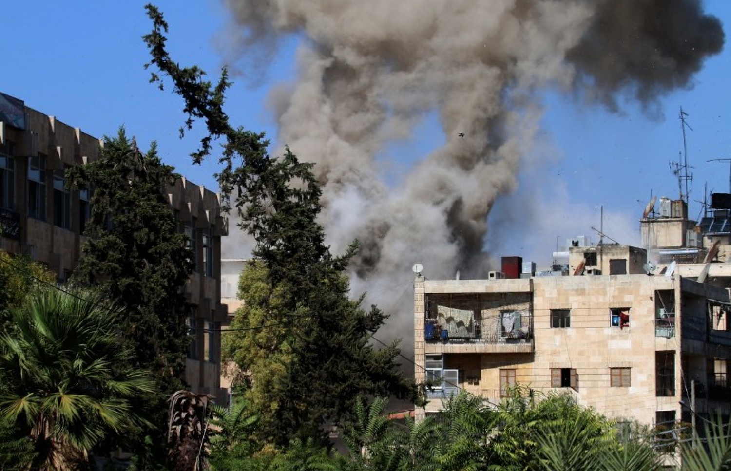 ސީރިއާގެ ހަލަބުގެ އުތުރުގައި އިދިކޮޅު ފަރާތްތަކުގެ ބާރުގެ ދަށުގައިވާ ހިސާބަކަށް ދިން ހަމަލާތަކުގައި ދުން އަރަމުންދަނީ: ހަލަބަށް ދޭ ހަމަލާތައް ހުއްޓާލާފައި އޮތް މުއްދަތު ރޭ ވަނީ ހަމަވެފައި. --ފޮޓޯ:އޭއެފްޕީ