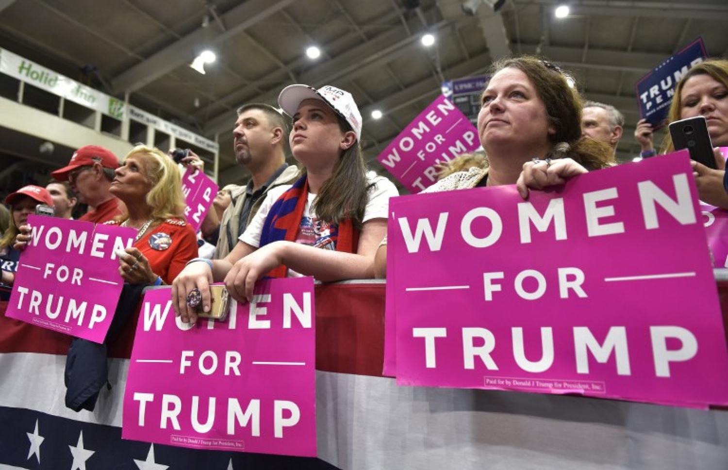 އަންހެނުންނާ މެދު އިހާނެތި ބަސްތައް ވިދާޅުވިޔަސް ޓްރަމްޕް އަށް ސަޕޯޓްކުރާ އަންހެނުން މަދެއް ނޫން --ފޮޓޯ:އޭއެފްޕީ