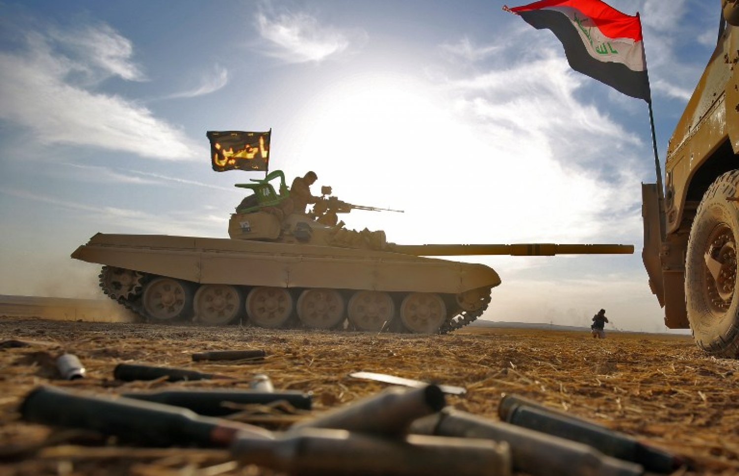 މޫސަލްގެ ދެކުނުން އިރާގު ސިފައިން ބަރު ހަތިޔާރުން ހަމަލާ ދެނީ. --ފޮޓޯ:އޭއެފްޕީ