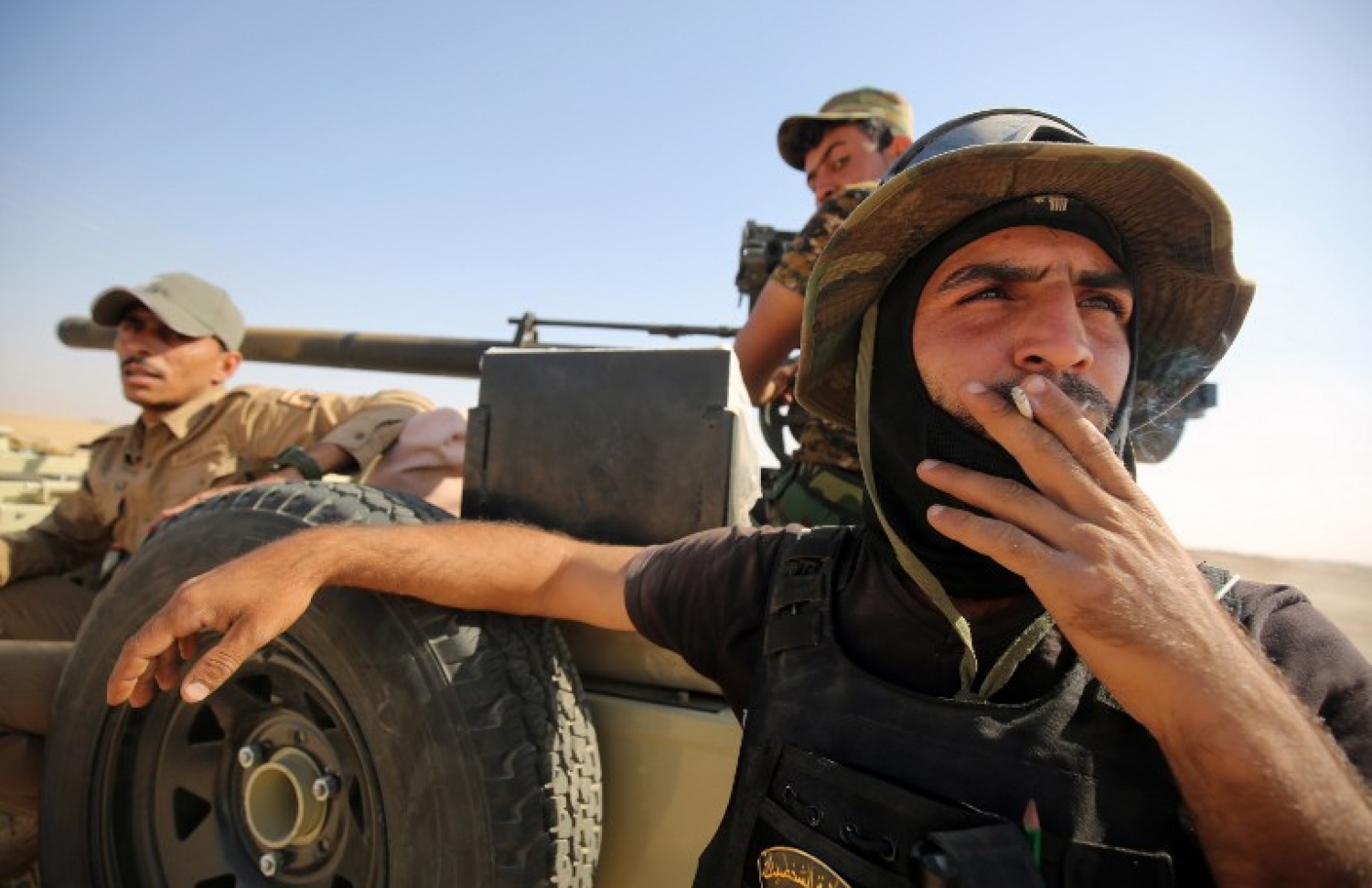 މޫސަލް ހިފުމުގެ ހަނގުރާމައިގައި ބައިވެރިވާ ޝިއައީ ހަނގުރާމަވެރިންގެ ބަޔަކު އެ ސިޓީގެ ދެކުނުގައި މަޑުކޮށްލައިގެން. --ފޮޓޯ:އޭއެފްޕީ