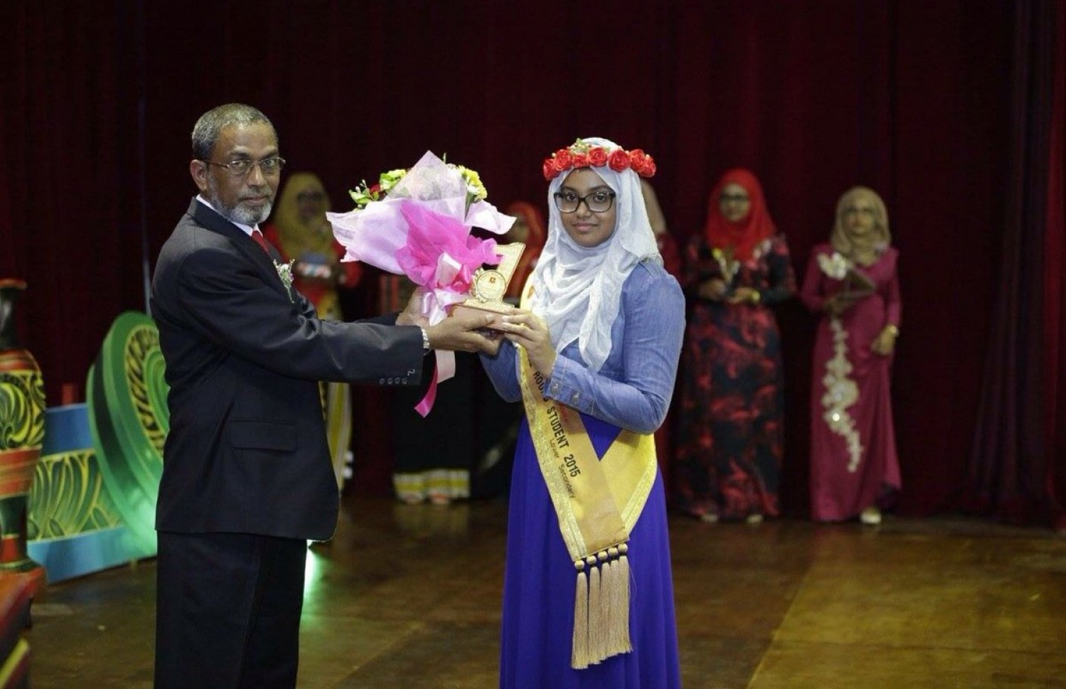 ހަމަދު ސްކޫލުން ސާނަވީ ބައިން އެއްވަނަ ލިބުނު ހުމެއިޝާ އަށް، ޕަބްލިކް އެގްޒަމިނޭޝަން ޑިޕާޓްމަންޓުގެ ޑިރެކްޓަރު ޝަކީބު އިނާމު ހަވާލުކޮށްދެއްވަނީ. --ފޮޓޯ: ހަމަދު ސްކޫލް