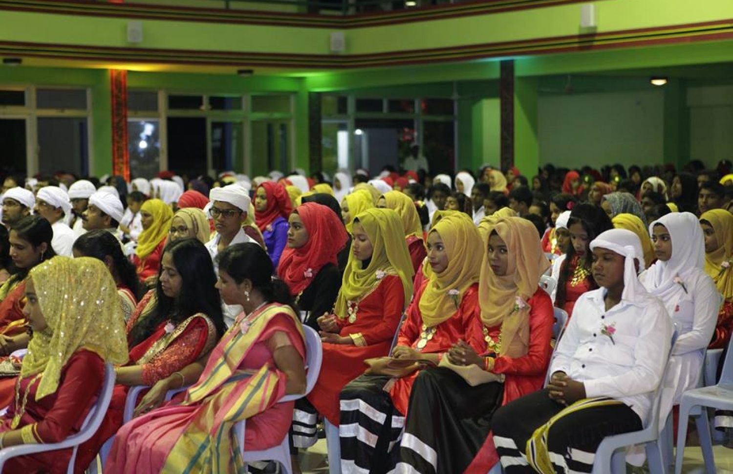 ހަމަދު ސްކޫލުގެ މިިދިޔަ އަހަރުގެ އެންމެ މޮޅު ދަރިވަރުންނަށް އިނާމު ދިނުމަށް އެ ސްކޫލުގައި ބޭއްވި ރަސްމިއްޔާތުގައި ސްކޫލުގެ ބައެއް ދަރިވަރުން ބައިވެރިވަނީ.-- ފޮޓޯ: ހަމަދު ސްކޫލް