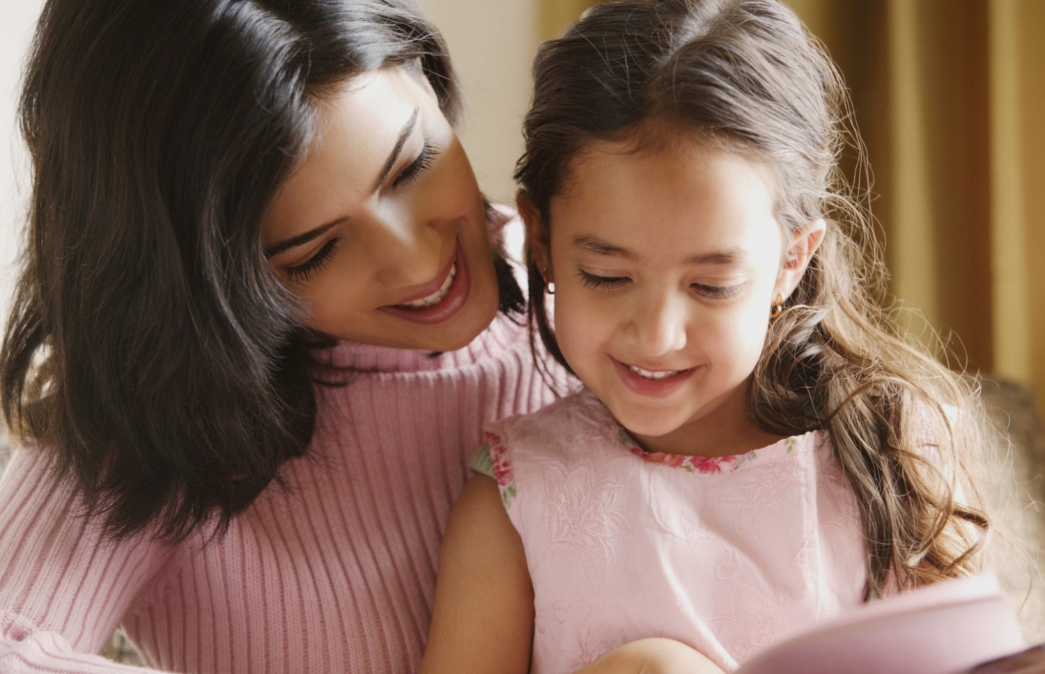 މަންމައަކާއި ކުޑަކުއްޖެއް ފޮތް ކިޔަނީ