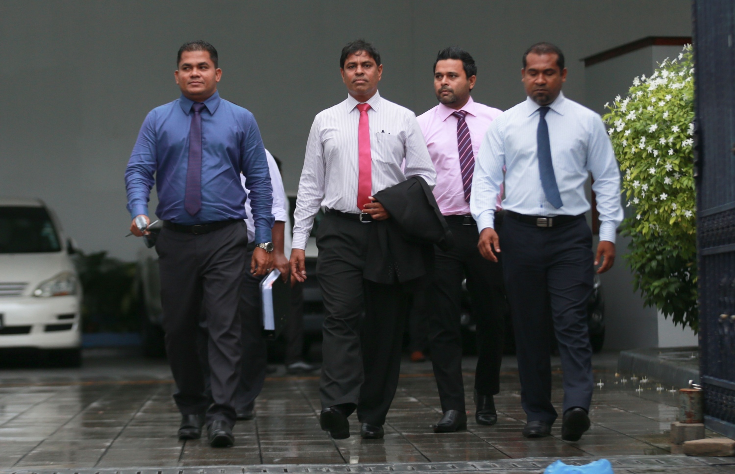 ރައީސް ޔާމީންގެ ފެކްޝަންގެ ވަކީލު އިބްރާހީމް ރިޒާ އާއި އެހެން ބައެއް ބޭފުޅުން ހައި ކޯޓުން ނުކުމެވަޑައިގަންނަވަނީ. --ފޮޓޯ މުހައްމަދު ޝަރުހާން