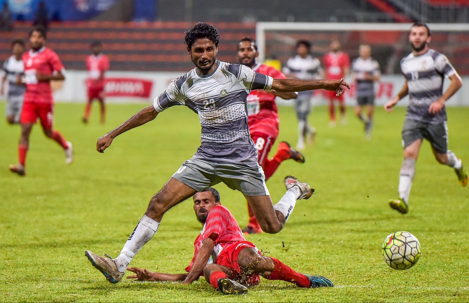 ޒެފްރޯލް ކުޅުންތެރިއަކު ކައިރިން ގްރީން ސްޓްރީޓްގެ ޝިނާ ބޯޅަ ހިފައިގެންދަނީ.-- ފޮޓޯ: ނިޝާން އަލީ/ މިހާރު