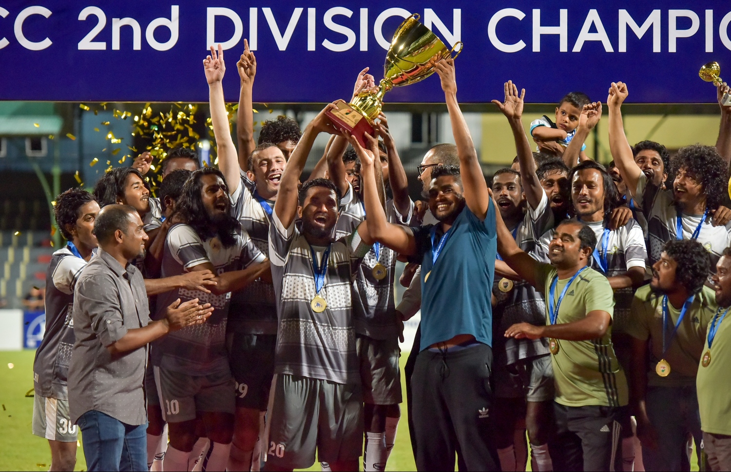 ގްރީން ސްޓްރީޓް ކުޅުންތެރިންނާއި އޮފިޝަލުންނާ އެކު ސޮބާ (މ) އުފާފާޅުކުރަނީ.-- ފޮޓޯ: ނިޝާން އަލީ/ މިހާރު