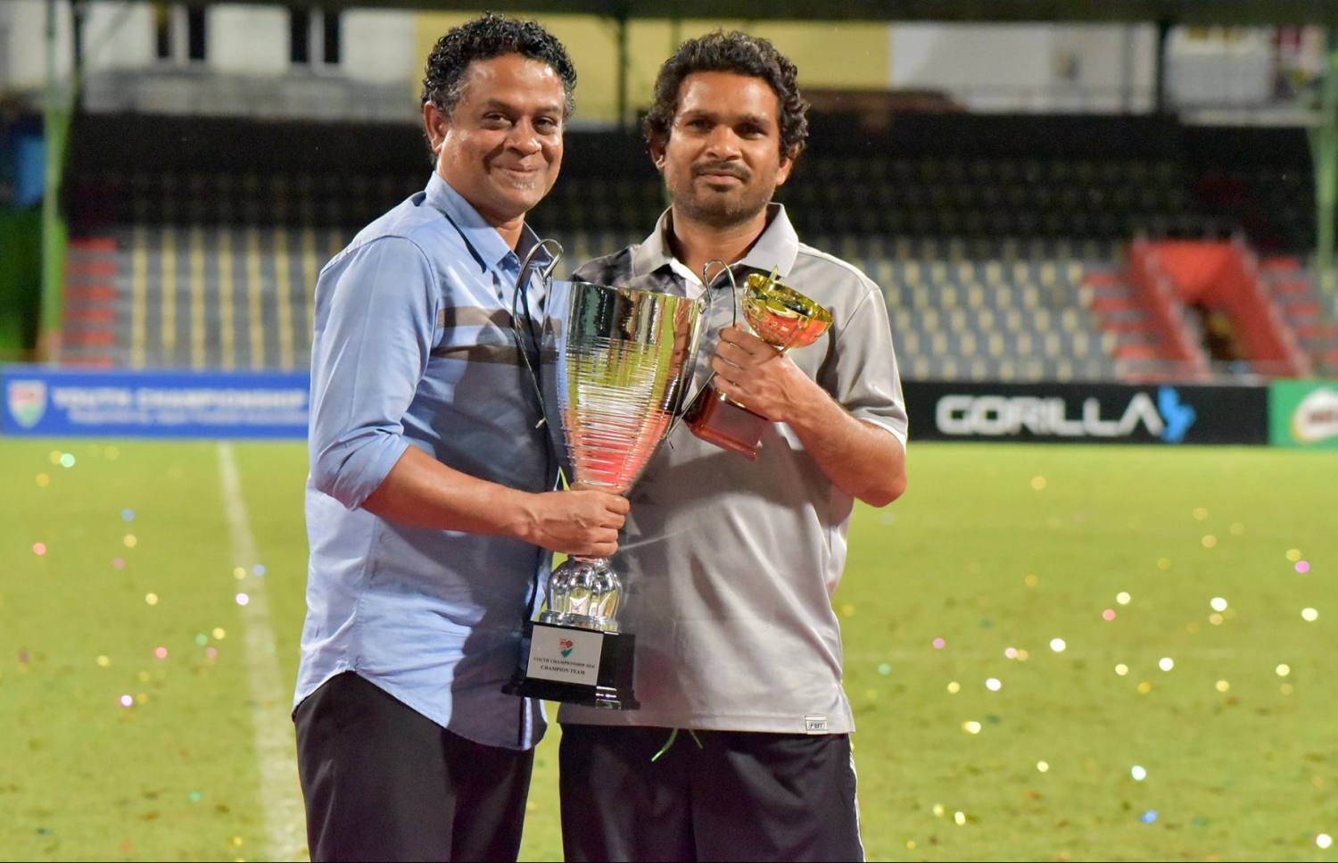 އީގަލްސް ސީނިއާ ޓީމުގެ ކޯޗު ސާންތީ (ވ) އާއި ޔޫތު ޓީމުގެ ކޯޗު ޝާކިއްޓޭ.-- ފޮޓޯ: އީގަލްސް