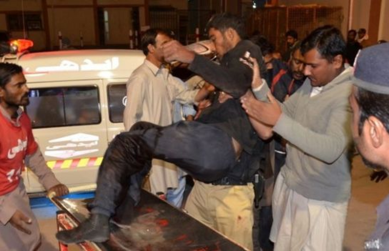 ޒަޚަމްވި ގިނަ މީހުންނަށް ވަނީ ހޮސްޕިޓަލުގައި ފަރުވާ ދޭން ފަށާފައި.