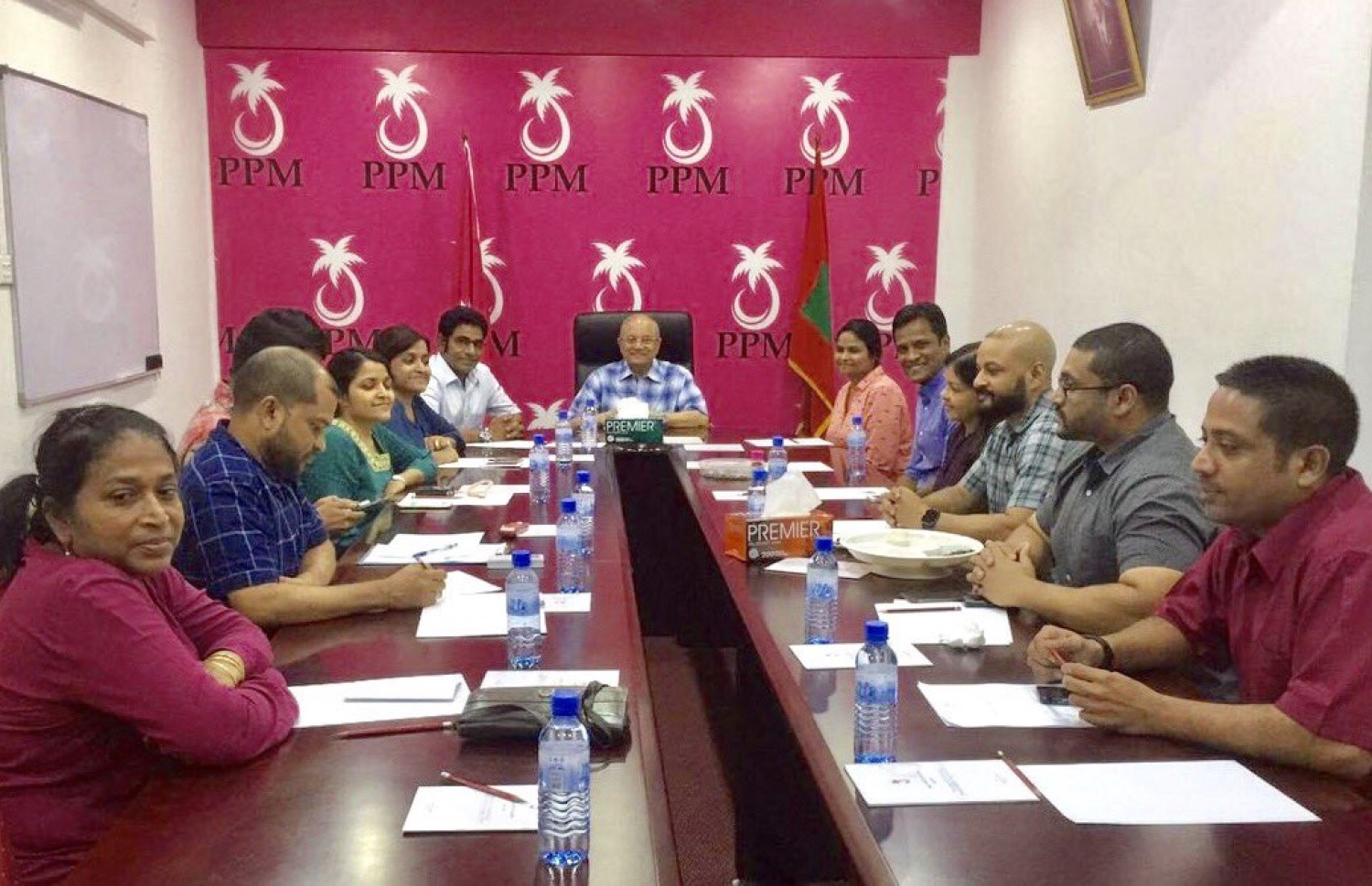 މައުމޫން ރިޔާސަތު ބަލަހައްޓަވައި ރޭ ބޭއްވި ކައުންސިލް ބައްދަލުވުމަށް ފަހު މެމްބަރުން ފޮޓޯއަކަށް ހުއްޓިވަޑައިގެން. --ފޮޓޯ: ޕީޕީއެމް