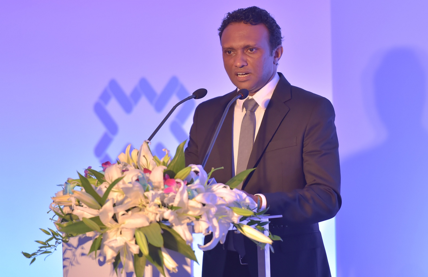 ދިވެހި އިންޝުއަރެންސް ކުންފުނި ރަސްމީކޮށް އިފްތިތާހު ކުރުމަށް ބޭއްވި ރަސްމިއްޔާތުގައި އެ ކުންފުނީގެ މެނޭޖިން ޑިރެކްޓަރު ވާހިދު ވާހަކަ ދައްކަވަނީ.