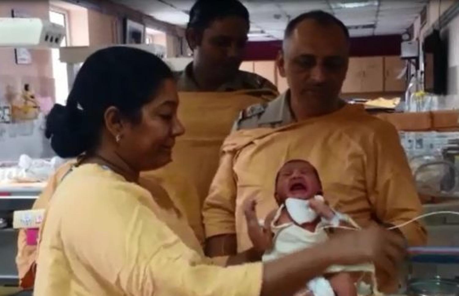 އިންޑިއާގެ ވެރިރަށް ނިއު ދިއްލީގެ މަގުމަތިން ހޮވި އަންހެން ކުއްޖާ އަށް އިންސްޓްޓިއުޓް އޮފް މެޑިކަލް ސައިންސަސް (އެއީމްސް) ގެ ޑޮކްޓަރުން އެހީވަނީ. -- ފޮޓޯ: ބީބީސީ