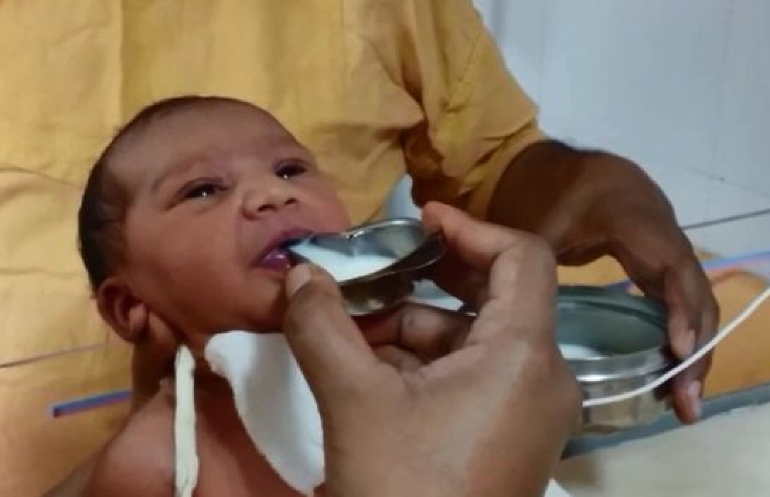 އިންޑިއާގެ ވެރިރަށް ނިއު ދިއްލީގެ މަގުމަތިން ހޮވި އަންހެން ކުއްޖާ އަށް އިންސްޓްޓިއުޓް އޮފް މެޑިކަލް ސައިންސަސް (އެއީމްސް) ގެ ނަރުހަކު ތައްޓަކުން ކިރު ބޯންދެނީ. -- ފޮޓޯ: ބީބީސީ