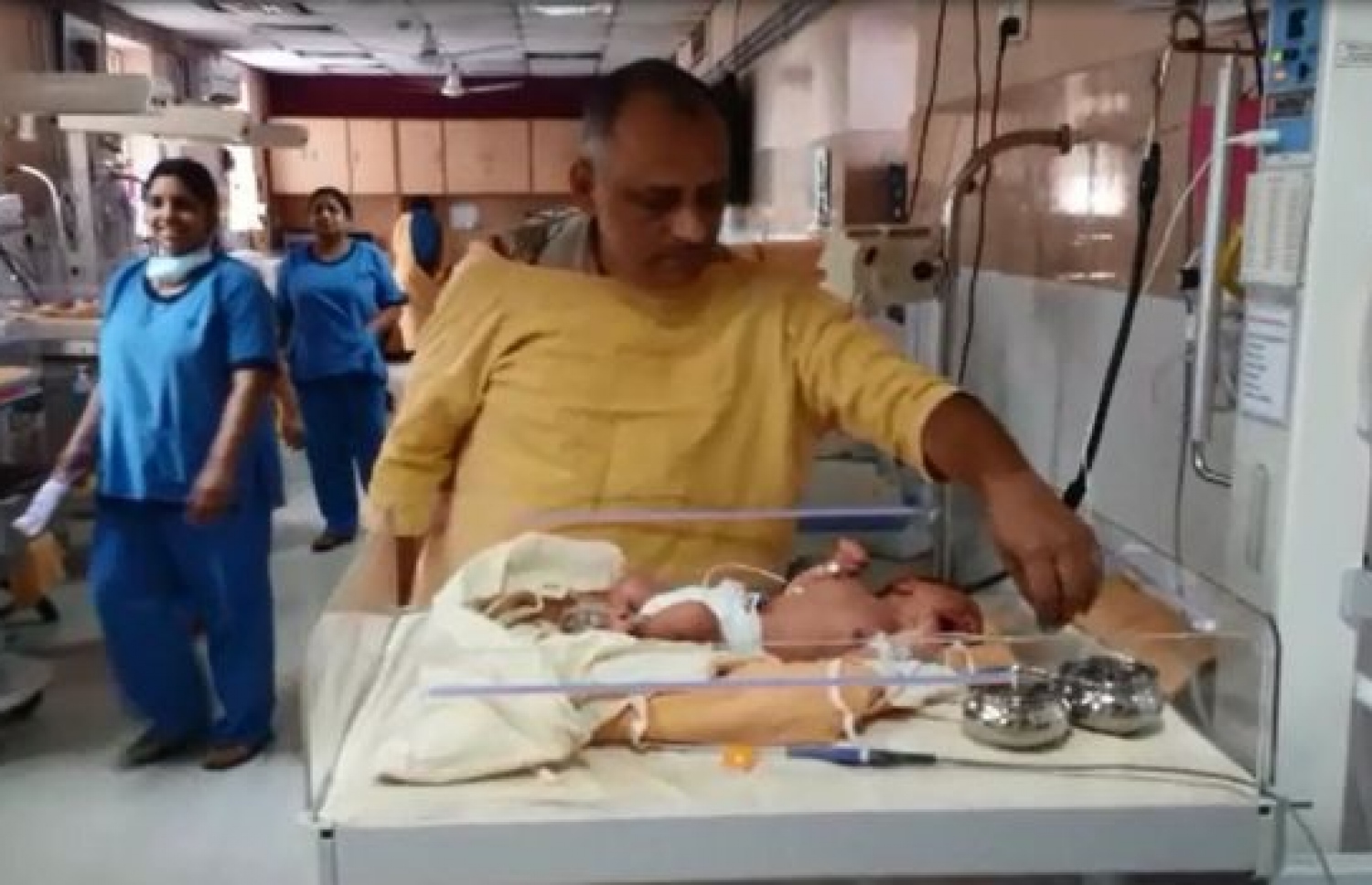 އިންޑިއާގެ ވެރިރަށް ނިއު ދިއްލީގެ މަގުމަތިން ހޮވި އަންހެން ކުއްޖާ އިންސްޓްޓިއުޓް އޮފް މެޑިކަލް ސައިންސަސް (އެއީމްސް) ގެ ޑޮކްޓަރުންގެ ބެލުމުގެ ދަށުގައި. -- ފޮޓޯ: ބީބީސީ