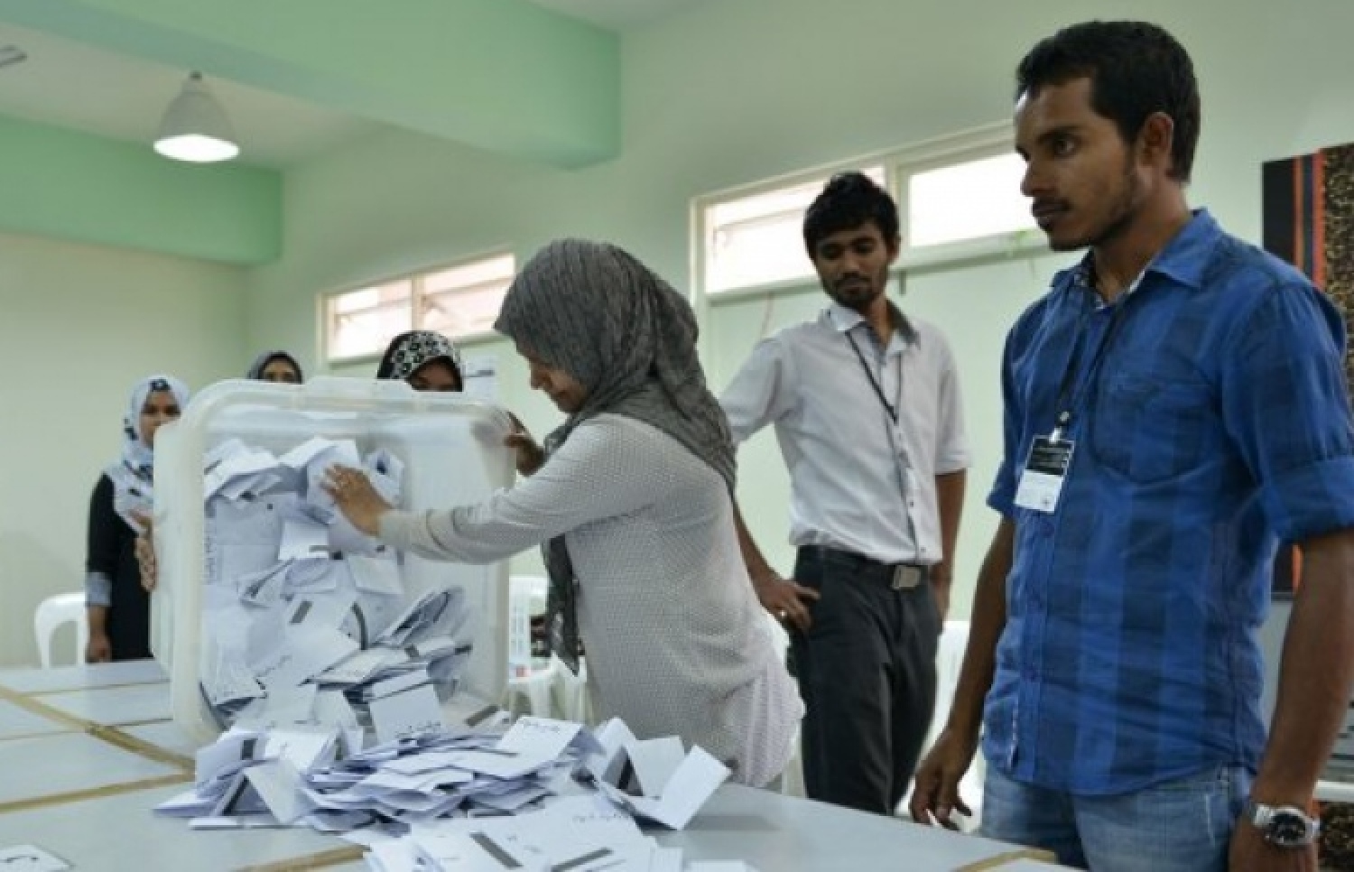 މީގެ ކުރިން ބޭއްވި އިންތިހާބެއްގައި ވޯޓު ގުނަނީ: ކައުންސިލް އިންތިޚާބުގެ ތާރީޚު އިއުލާން ނުކުރާތީ އިދިކޮޅު ޕާޓީތަކުން ވަނީ ފާޑުކިޔާފައި-- ފޮޓޯ: އިލެކްޝަންސް