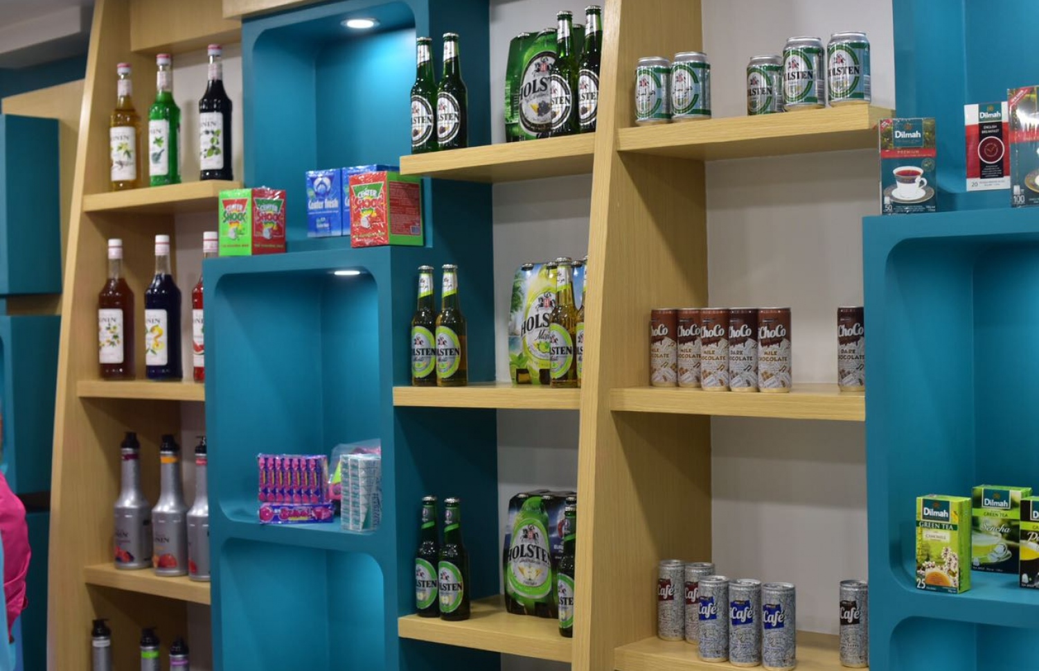 ސިމްޑީން ވިއްކާ ބައެއް ތަކެތި އެ ކުންފުނިން ހުޅުމާލޭގައި ހުޅުވި ޝޯރޫމްގައި ދައްކާލަން ބަހައްޓާފައި.-- ފޮޓޯ: ހުސެއިން ޝަޔާހް/ މިހާރު