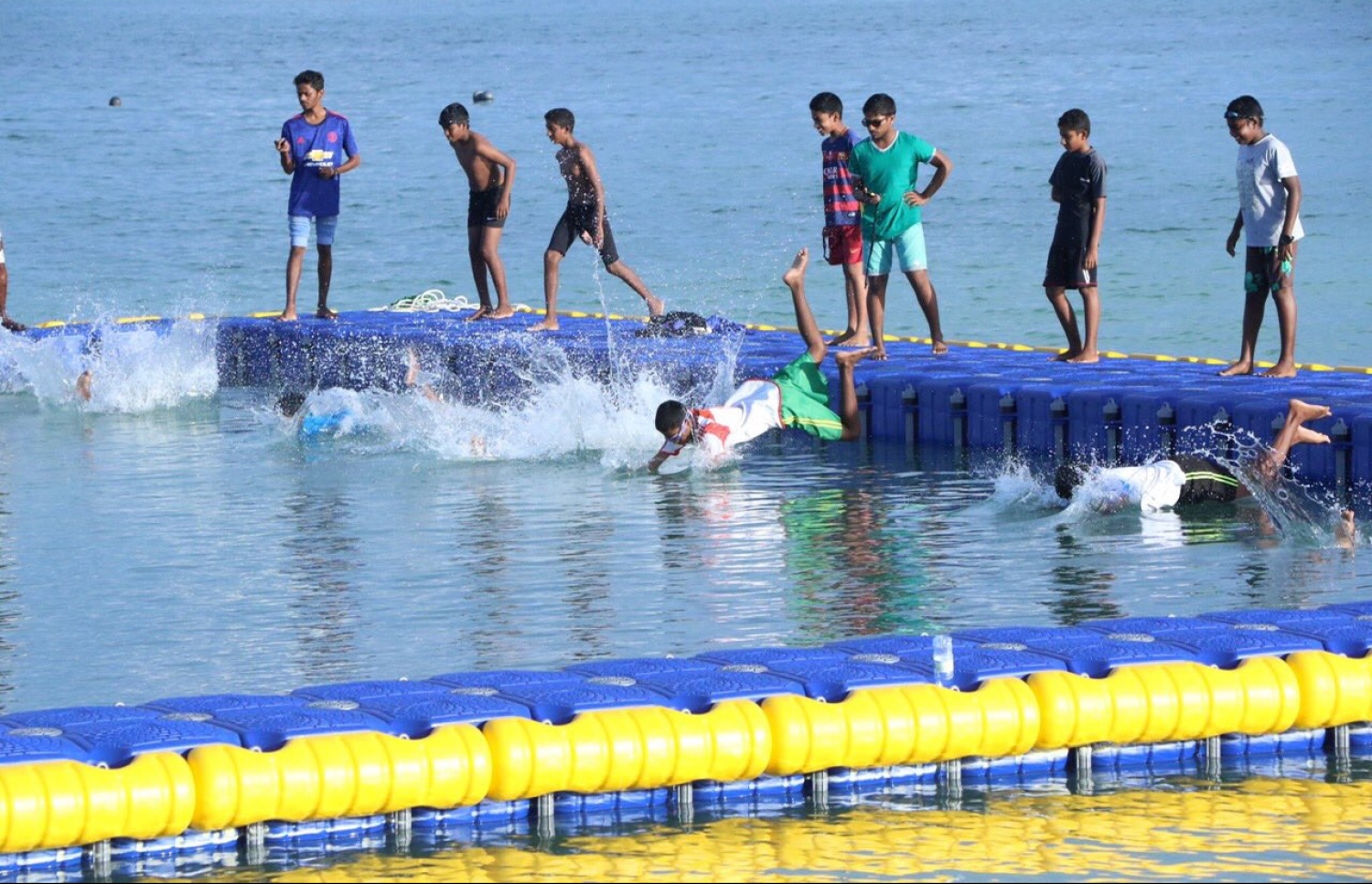 ސްވިމިން ޓްރެކް ހުޅުވުމަށް ތިނަދޫ ސްކޫލު ކުދިންގެ މެދުގައި ކުރިއަށްދިޔަ ރިލޭ އިވެންޓުގެ ތެރެއިން.-- ފޮޓޯ: ޔޫތު މިނިސްޓްރީ
