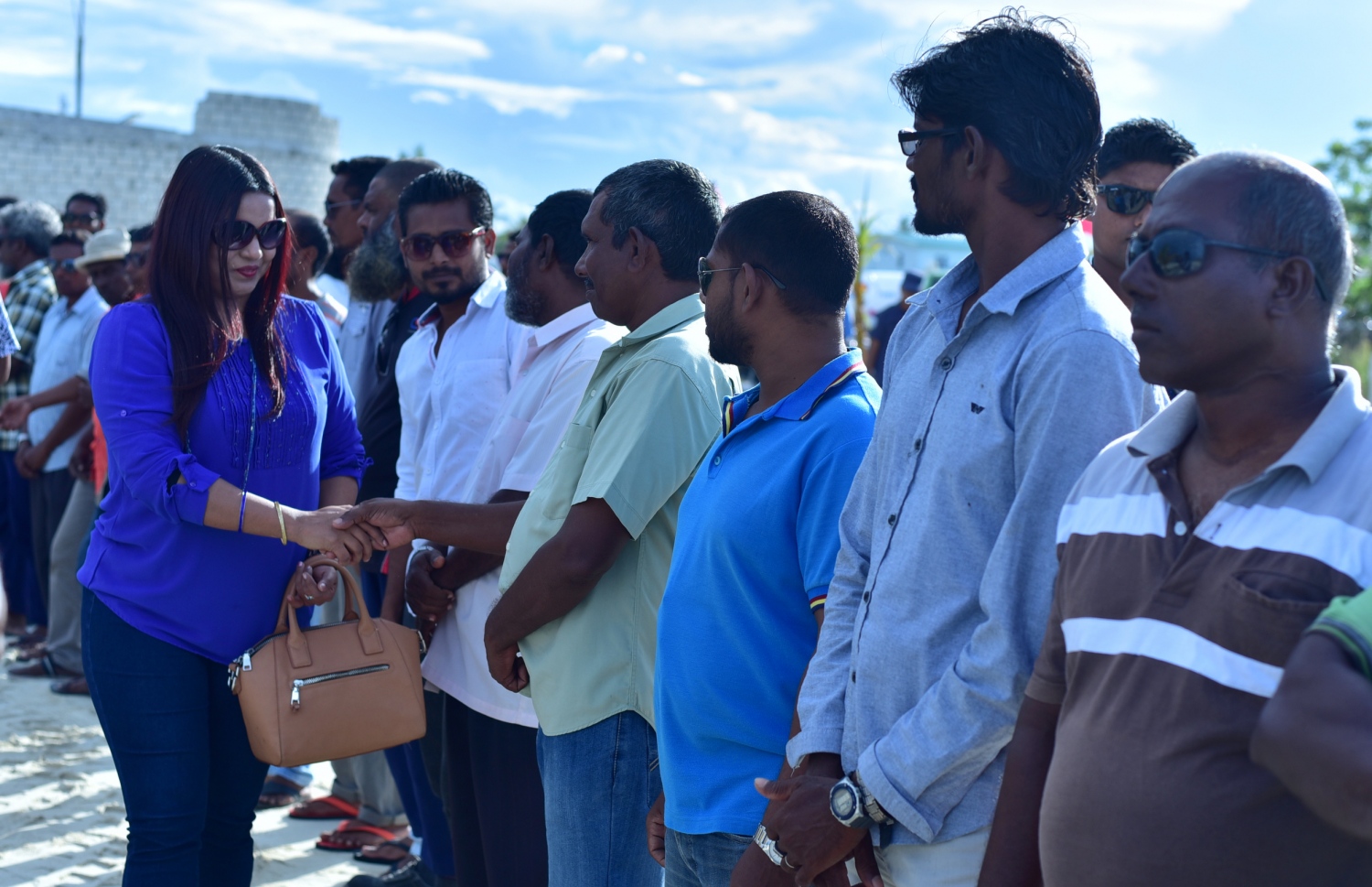 ގދ. ތިނަދޫ: އޮކްޓޯބަރު 25، 2016: ސްވިމިން ޓްރެކް ހުޅުވުމަށް ޔޫތު މިނިސްޓަރު އިރުތިޝާމް ގދ. ތިނަދޫަ އަށް ކުރެއްވި ދަތުރުފުޅުގައި އެރަށުގެ ބައެއް މީހުންނާ ސަލާމް ކުރައްވަނީ.--- ފޮޓޯ: މިހާރު