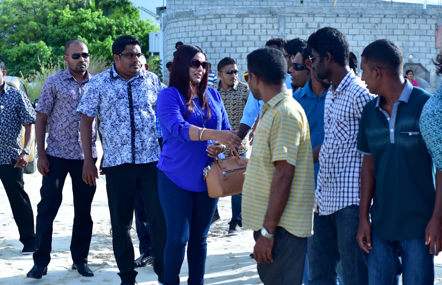 ގދ. ތިނަދޫ: އޮކްޓޯބަރު 25، 2016: ސްވިމިން ޓްރެކް ހުޅުވުމަށް ޔޫތު މިނިސްޓަރު އިރުތިޝާމް ގދ. ތިނަދޫަ އަށް ކުރެއްވި ދަތުރުފުޅުގައި އެރަށުގެ ބައެއް ޒުވާނުންނާ ސަލާމް ކުރައްވަނީ.--- ފޮޓޯ: މިހާރު