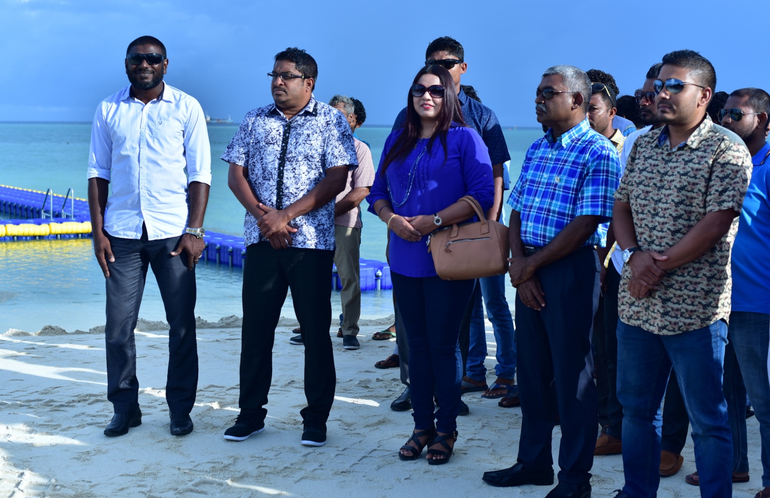 ގދ. ތިނަދޫ: އޮކްޓޯބަރު 25، 2016: ސްވިމިން ޓްރެކް ހުޅުވުމަށް ޔޫތު މިނިސްޓަރު އިރުތިޝާމް ގދ. ތިނަދޫަ އަށް ކުރެއްވި ދަތުރުފުޅުގައި އެރަށުގެ އިސްވެރިންނާއެކު މަޑުކޮށްލައިގެން.--- ފޮޓޯ: މިހާރު