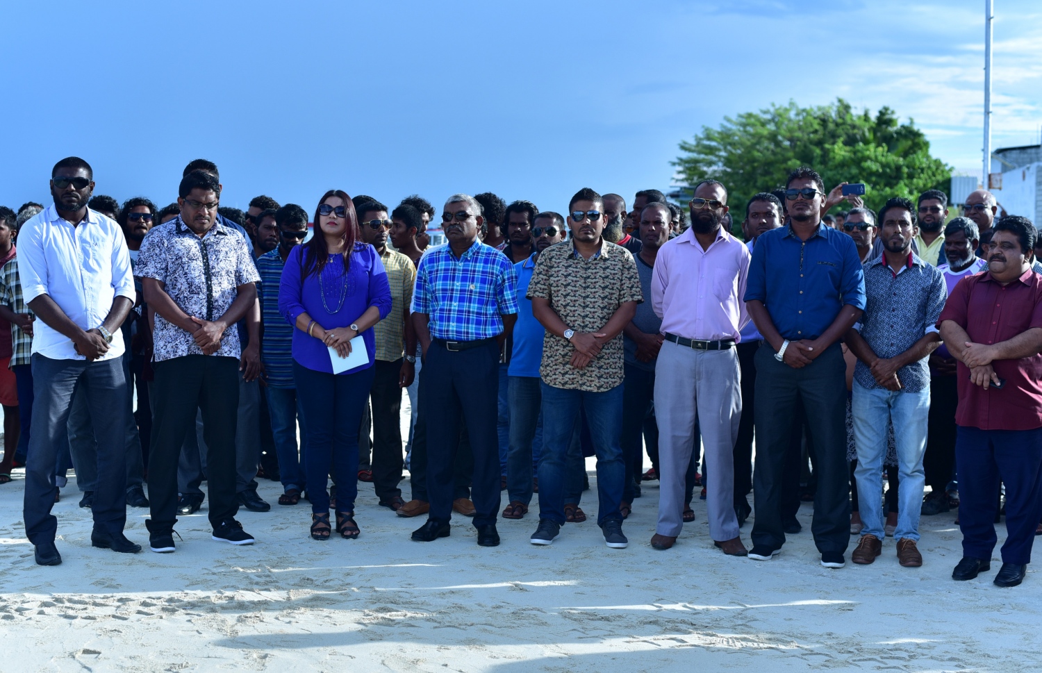 ގދ. ތިނަދޫ: އޮކްޓޯބަރު 25، 2016: ސްވިމިން ޓްރެކް ހުޅުވުމަށް ޔޫތު މިނިސްޓަރު އިރުތިޝާމް ގދ. ތިނަދޫަ އަށް ކުރެއްވި ދަތުރުފުޅުގައި އެރަށުގެ އިސްވެރިންނާއެކު މަޑުކޮށްލައިގެން.--- ފޮޓޯ: މިހާރު