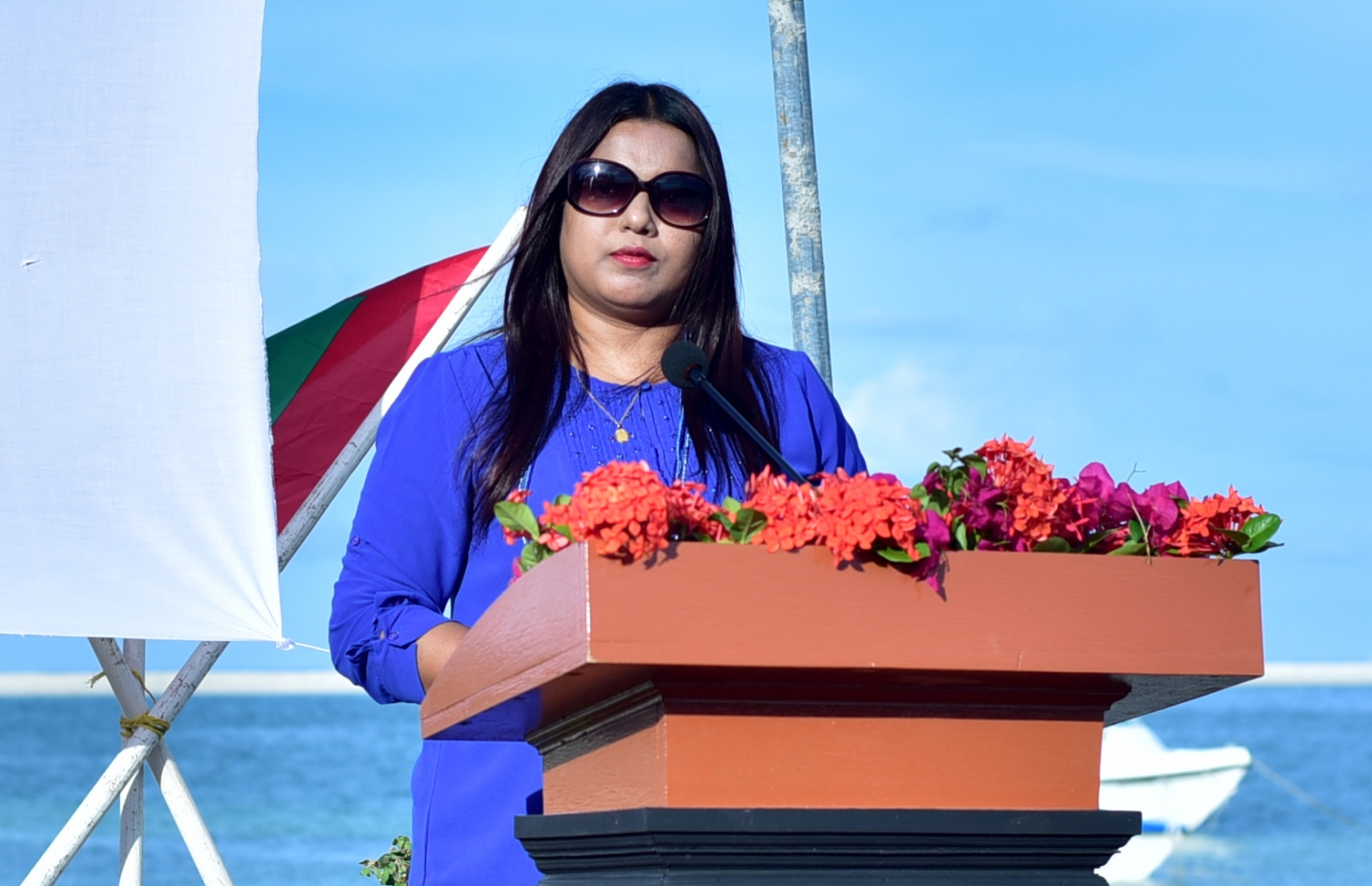 ގދ. ތިނަދޫ: އޮކްޓޯބަރު 25، 2016: ސްވިމިން ޓްރެކް ހުޅުވުމަށް ޔޫތު މިނިސްޓަރު އިރުތިޝާމް ގދ. ތިނަދޫ އަށް ކުރެއްވި ދަތުރުފުޅުގައި ރައްޔިތުންނާ މުހާތަބުކޮށް ވާހަކަ ދައްކަވަނީ.--- ފޮޓޯ: މިހާރު